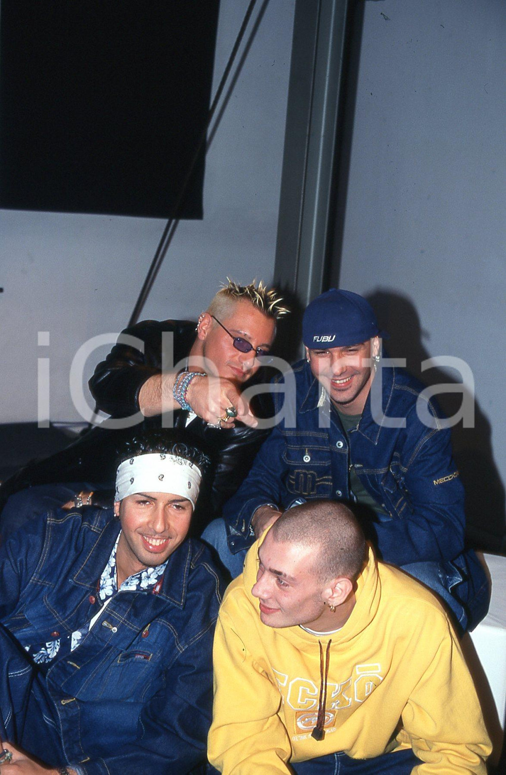 35mm vintage slide* 1999 ITALIA MUSICA gruppo GEMELLI DIVERSI incontro stampa 7  Diapositiva d'epoca, in formato 35 mm.CONDIZIONI: GOODNella diapositiva i componenti del complesso Thema, Strano, Grido e DJ THG.E' severamente vietata la riproduzione. Tutti i diritti sono riservati.Nella diapositiva ICharta mette in vendita, sul negozio eBay e in esclusiva sul sito "icharta" il proprio archivio composto da numerose diapositive e negativi fotografici d'epoca, tutti originali e autentici, che attraversano la storia del costume italiano tra gli la fine degli anni Sessanta e Novanta.Si tratta di uno sguardo inedito sull'attualit&agrave;, la politica, la vita quotidiana, il gossip e la cultura, che fotografa il cambiamento della nazione in quest'ultimo scorcio del XX secolo. Un'occasione unica per il mercato del collezionismo, che vede finalmente disponibile un archivio eccezionale per vastit&agrave;, tematiche e condizioni, in un settore (il negativo fotografico e la diapositiva) di assoluta novit&agrave; e dalle interessanti prospettive di investimento. GOOD/buono   originale e autentica 1