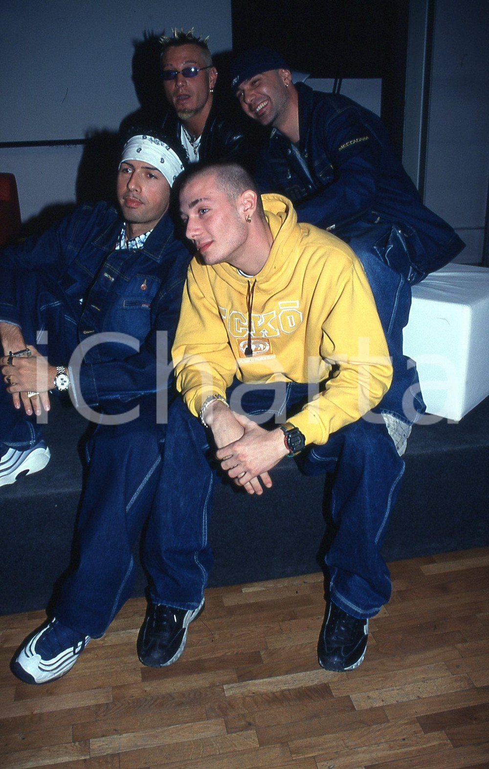 35mm vintage slide* 1999 ITALIA MUSICA gruppo GEMELLI DIVERSI incontro stampa 11  Diapositiva d'epoca, in formato 35 mm.CONDIZIONI: GOODNella diapositiva i componenti del complesso Thema, Strano, Grido e DJ THG.E' severamente vietata la riproduzione. Tutti i diritti sono riservati.Nella diapositiva ICharta mette in vendita, sul negozio eBay e in esclusiva sul sito "icharta" il proprio archivio composto da numerose diapositive e negativi fotografici d'epoca, tutti originali e autentici, che attraversano la storia del costume italiano tra gli la fine degli anni Sessanta e Novanta.Si tratta di uno sguardo inedito sull'attualit&agrave;, la politica, la vita quotidiana, il gossip e la cultura, che fotografa il cambiamento della nazione in quest'ultimo scorcio del XX secolo. Un'occasione unica per il mercato del collezionismo, che vede finalmente disponibile un archivio eccezionale per vastit&agrave;, tematiche e condizioni, in un settore (il negativo fotografico e la diapositiva) di assoluta novit&agrave; e dalle interessanti prospettive di investimento. GOOD/buono   originale e autentica 1