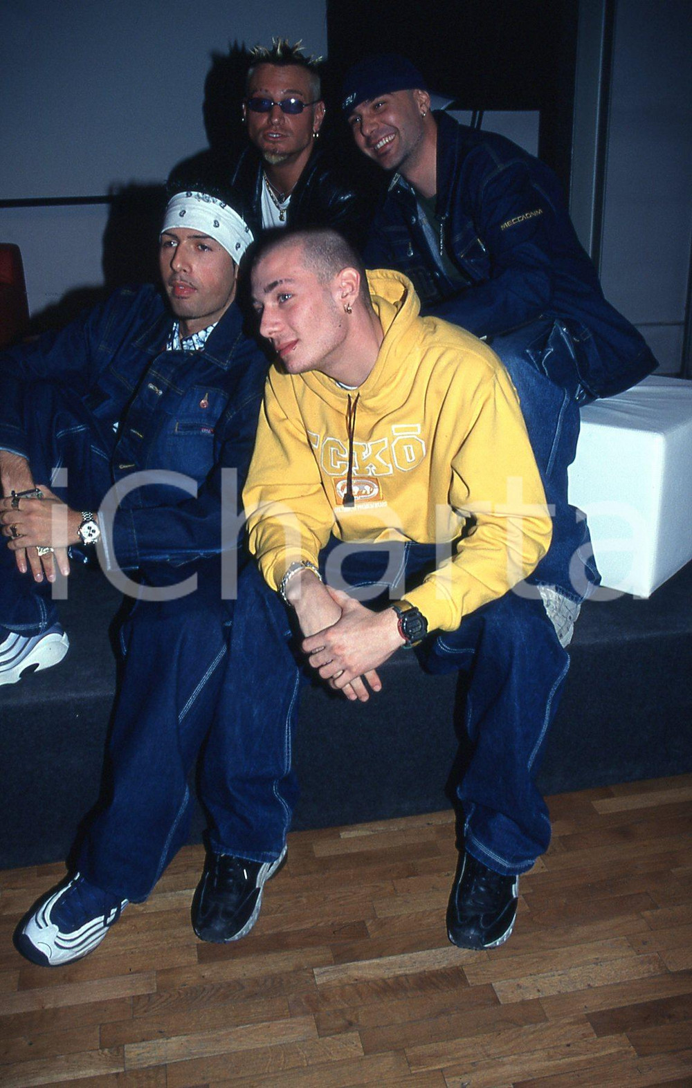 35mm vintage slide* 1999 ITALIA MUSICA gruppo GEMELLI DIVERSI incontro stampa 12  Diapositiva d'epoca, in formato 35 mm.CONDIZIONI: GOODNella diapositiva i componenti del complesso Thema, Strano, Grido e DJ THG.E' severamente vietata la riproduzione. Tutti i diritti sono riservati.Nella diapositiva ICharta mette in vendita, sul negozio eBay e in esclusiva sul sito "icharta" il proprio archivio composto da numerose diapositive e negativi fotografici d'epoca, tutti originali e autentici, che attraversano la storia del costume italiano tra gli la fine degli anni Sessanta e Novanta.Si tratta di uno sguardo inedito sull'attualit&agrave;, la politica, la vita quotidiana, il gossip e la cultura, che fotografa il cambiamento della nazione in quest'ultimo scorcio del XX secolo. Un'occasione unica per il mercato del collezionismo, che vede finalmente disponibile un archivio eccezionale per vastit&agrave;, tematiche e condizioni, in un settore (il negativo fotografico e la diapositiva) di assoluta novit&agrave; e dalle interessanti prospettive di investimento. GOOD/buono   originale e autentica 1