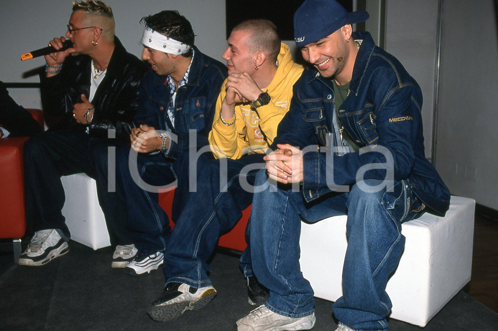 35mm vintage slide* 1999 ITALIA MUSICA gruppo GEMELLI DIVERSI incontro stampa 14  Diapositiva d'epoca, in formato 35 mm.CONDIZIONI: GOODNella diapositiva i componenti del complesso Thema, Strano, Grido e DJ THG.E' severamente vietata la riproduzione. Tutti i diritti sono riservati.Nella diapositiva ICharta mette in vendita, sul negozio eBay e in esclusiva sul sito "icharta" il proprio archivio composto da numerose diapositive e negativi fotografici d'epoca, tutti originali e autentici, che attraversano la storia del costume italiano tra gli la fine degli anni Sessanta e Novanta.Si tratta di uno sguardo inedito sull'attualit&agrave;, la politica, la vita quotidiana, il gossip e la cultura, che fotografa il cambiamento della nazione in quest'ultimo scorcio del XX secolo. Un'occasione unica per il mercato del collezionismo, che vede finalmente disponibile un archivio eccezionale per vastit&agrave;, tematiche e condizioni, in un settore (il negativo fotografico e la diapositiva) di assoluta novit&agrave; e dalle interessanti prospettive di investimento. GOOD/buono   originale e autentica 1