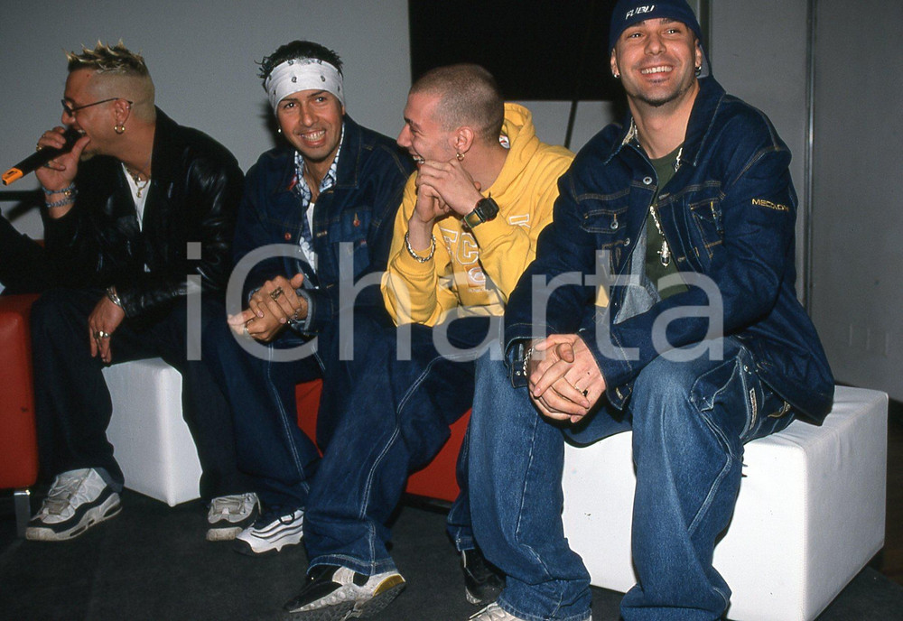 35mm vintage slide* 1999 ITALIA MUSICA gruppo GEMELLI DIVERSI incontro stampa 15  Diapositiva d'epoca, in formato 35 mm.CONDIZIONI: GOODNella diapositiva i componenti del complesso Thema, Strano, Grido e DJ THG.E' severamente vietata la riproduzione. Tutti i diritti sono riservati.Nella diapositiva ICharta mette in vendita, sul negozio eBay e in esclusiva sul sito "icharta" il proprio archivio composto da numerose diapositive e negativi fotografici d'epoca, tutti originali e autentici, che attraversano la storia del costume italiano tra gli la fine degli anni Sessanta e Novanta.Si tratta di uno sguardo inedito sull'attualit&agrave;, la politica, la vita quotidiana, il gossip e la cultura, che fotografa il cambiamento della nazione in quest'ultimo scorcio del XX secolo. Un'occasione unica per il mercato del collezionismo, che vede finalmente disponibile un archivio eccezionale per vastit&agrave;, tematiche e condizioni, in un settore (il negativo fotografico e la diapositiva) di assoluta novit&agrave; e dalle interessanti prospettive di investimento. GOOD/buono   originale e autentica 1