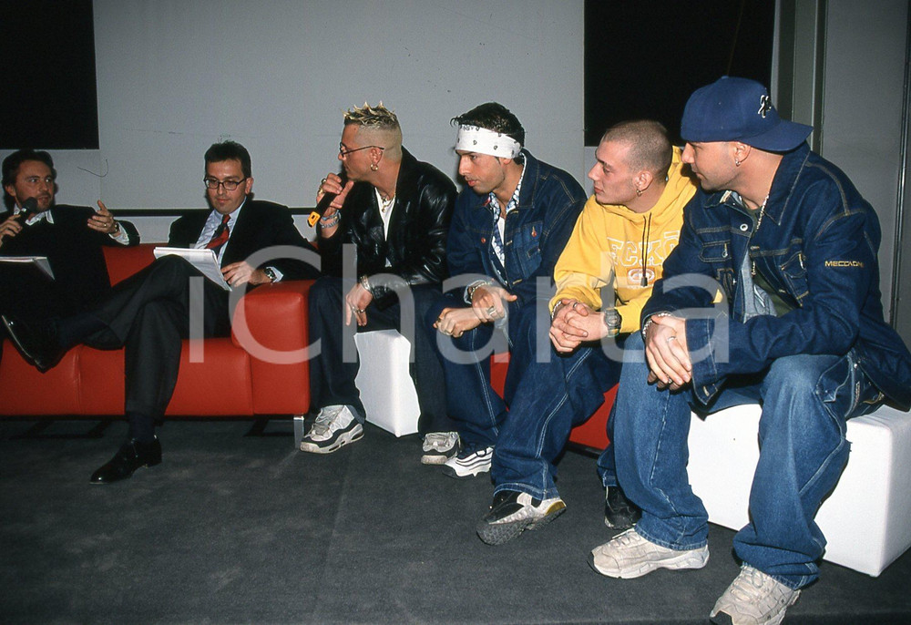 35mm vintage slide* 1999 ITALIA MUSICA gruppo GEMELLI DIVERSI incontro stampa 16  Diapositiva d'epoca, in formato 35 mm.CONDIZIONI: GOODNella diapositiva i componenti del complesso Thema, Strano, Grido e DJ THG.E' severamente vietata la riproduzione. Tutti i diritti sono riservati.Nella diapositiva ICharta mette in vendita, sul negozio eBay e in esclusiva sul sito "icharta" il proprio archivio composto da numerose diapositive e negativi fotografici d'epoca, tutti originali e autentici, che attraversano la storia del costume italiano tra gli la fine degli anni Sessanta e Novanta.Si tratta di uno sguardo inedito sull'attualit&agrave;, la politica, la vita quotidiana, il gossip e la cultura, che fotografa il cambiamento della nazione in quest'ultimo scorcio del XX secolo. Un'occasione unica per il mercato del collezionismo, che vede finalmente disponibile un archivio eccezionale per vastit&agrave;, tematiche e condizioni, in un settore (il negativo fotografico e la diapositiva) di assoluta novit&agrave; e dalle interessanti prospettive di investimento. GOOD/buono   originale e autentica 1