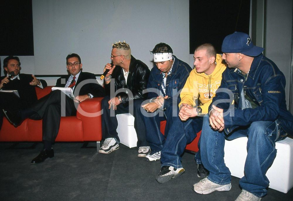 35mm vintage slide* 1999 ITALIA MUSICA gruppo GEMELLI DIVERSI incontro stampa 17  Diapositiva d'epoca, in formato 35 mm.CONDIZIONI: GOODNella diapositiva i componenti del complesso Thema, Strano, Grido e DJ THG.E' severamente vietata la riproduzione. Tutti i diritti sono riservati.Nella diapositiva ICharta mette in vendita, sul negozio eBay e in esclusiva sul sito "icharta" il proprio archivio composto da numerose diapositive e negativi fotografici d'epoca, tutti originali e autentici, che attraversano la storia del costume italiano tra gli la fine degli anni Sessanta e Novanta.Si tratta di uno sguardo inedito sull'attualit&agrave;, la politica, la vita quotidiana, il gossip e la cultura, che fotografa il cambiamento della nazione in quest'ultimo scorcio del XX secolo. Un'occasione unica per il mercato del collezionismo, che vede finalmente disponibile un archivio eccezionale per vastit&agrave;, tematiche e condizioni, in un settore (il negativo fotografico e la diapositiva) di assoluta novit&agrave; e dalle interessanti prospettive di investimento. GOOD/buono   originale e autentica 1