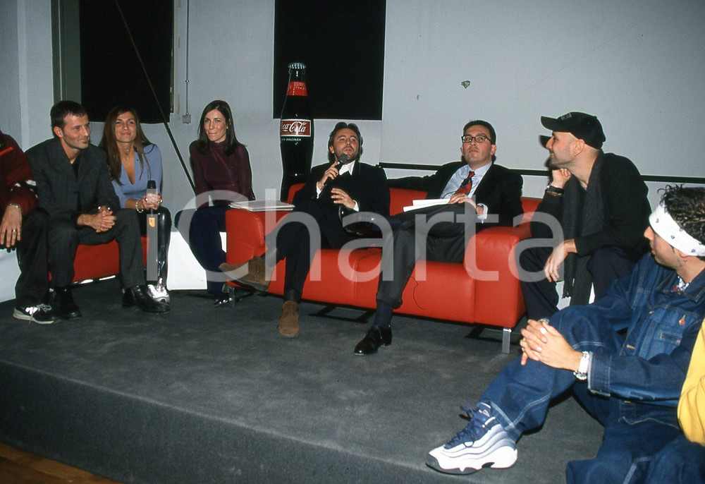 35mm vintage slide* 1999 ITALIA MUSICA gruppo GEMELLI DIVERSI incontro stampa 18  Diapositiva d'epoca, in formato 35 mm.CONDIZIONI: GOODNella diapositiva i componenti del complesso Thema, Strano, Grido e DJ THG con i giornalisti.E' severamente vietata la riproduzione. Tutti i diritti sono riservati.Nella diapositiva ICharta mette in vendita, sul negozio eBay e in esclusiva sul sito "icharta" il proprio archivio composto da numerose diapositive e negativi fotografici d'epoca, tutti originali e autentici, che attraversano la storia del costume italiano tra gli la fine degli anni Sessanta e Novanta.Si tratta di uno sguardo inedito sull'attualit&agrave;, la politica, la vita quotidiana, il gossip e la cultura, che fotografa il cambiamento della nazione in quest'ultimo scorcio del XX secolo. Un'occasione unica per il mercato del collezionismo, che vede finalmente disponibile un archivio eccezionale per vastit&agrave;, tematiche e condizioni, in un settore (il negativo fotografico e la diapositiva) di assoluta novit&agrave; e dalle interessanti prospettive di investimento. GOOD/buono   originale e autentica 1