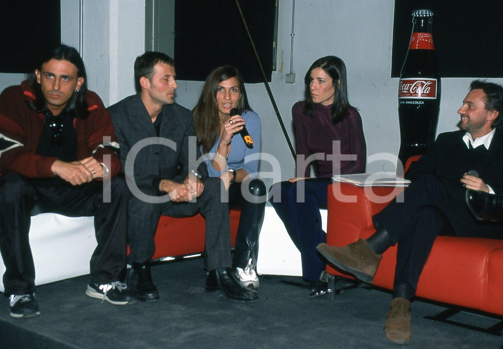 35mm vintage slide* 1999 ITALIA MUSICA gruppo GEMELLI DIVERSI incontro stampa 19  Diapositiva d'epoca, in formato 35 mm.CONDIZIONI: GOODNella diapositiva i giornalisti.E' severamente vietata la riproduzione. Tutti i diritti sono riservati.Nella diapositiva ICharta mette in vendita, sul negozio eBay e in esclusiva sul sito "icharta" il proprio archivio composto da numerose diapositive e negativi fotografici d'epoca, tutti originali e autentici, che attraversano la storia del costume italiano tra gli la fine degli anni Sessanta e Novanta.Si tratta di uno sguardo inedito sull'attualit&agrave;, la politica, la vita quotidiana, il gossip e la cultura, che fotografa il cambiamento della nazione in quest'ultimo scorcio del XX secolo. Un'occasione unica per il mercato del collezionismo, che vede finalmente disponibile un archivio eccezionale per vastit&agrave;, tematiche e condizioni, in un settore (il negativo fotografico e la diapositiva) di assoluta novit&agrave; e dalle interessanti prospettive di investimento. GOOD/buono   originale e autentica 1