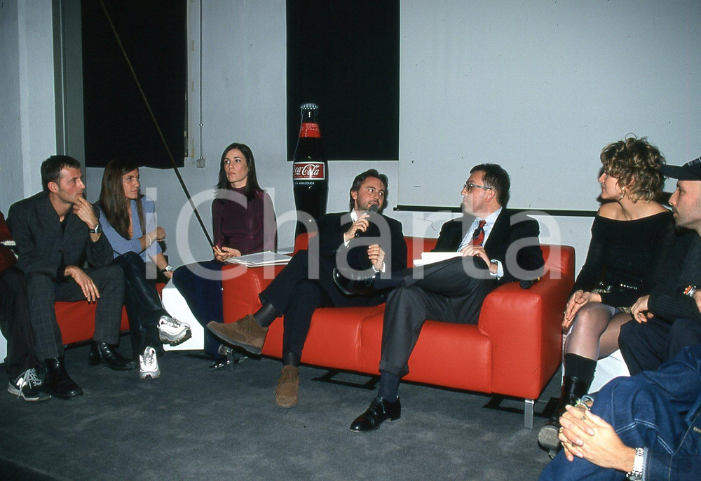 35mm vintage slide* 1999 ITALIA MUSICA gruppo GEMELLI DIVERSI incontro stampa 21  Diapositiva d'epoca, in formato 35 mm.CONDIZIONI: GOODNella diapositiva i giornalisti.E' severamente vietata la riproduzione. Tutti i diritti sono riservati.Nella diapositiva ICharta mette in vendita, sul negozio eBay e in esclusiva sul sito "icharta" il proprio archivio composto da numerose diapositive e negativi fotografici d'epoca, tutti originali e autentici, che attraversano la storia del costume italiano tra gli la fine degli anni Sessanta e Novanta.Si tratta di uno sguardo inedito sull'attualit&agrave;, la politica, la vita quotidiana, il gossip e la cultura, che fotografa il cambiamento della nazione in quest'ultimo scorcio del XX secolo. Un'occasione unica per il mercato del collezionismo, che vede finalmente disponibile un archivio eccezionale per vastit&agrave;, tematiche e condizioni, in un settore (il negativo fotografico e la diapositiva) di assoluta novit&agrave; e dalle interessanti prospettive di investimento. GOOD/buono   originale e autentica 1