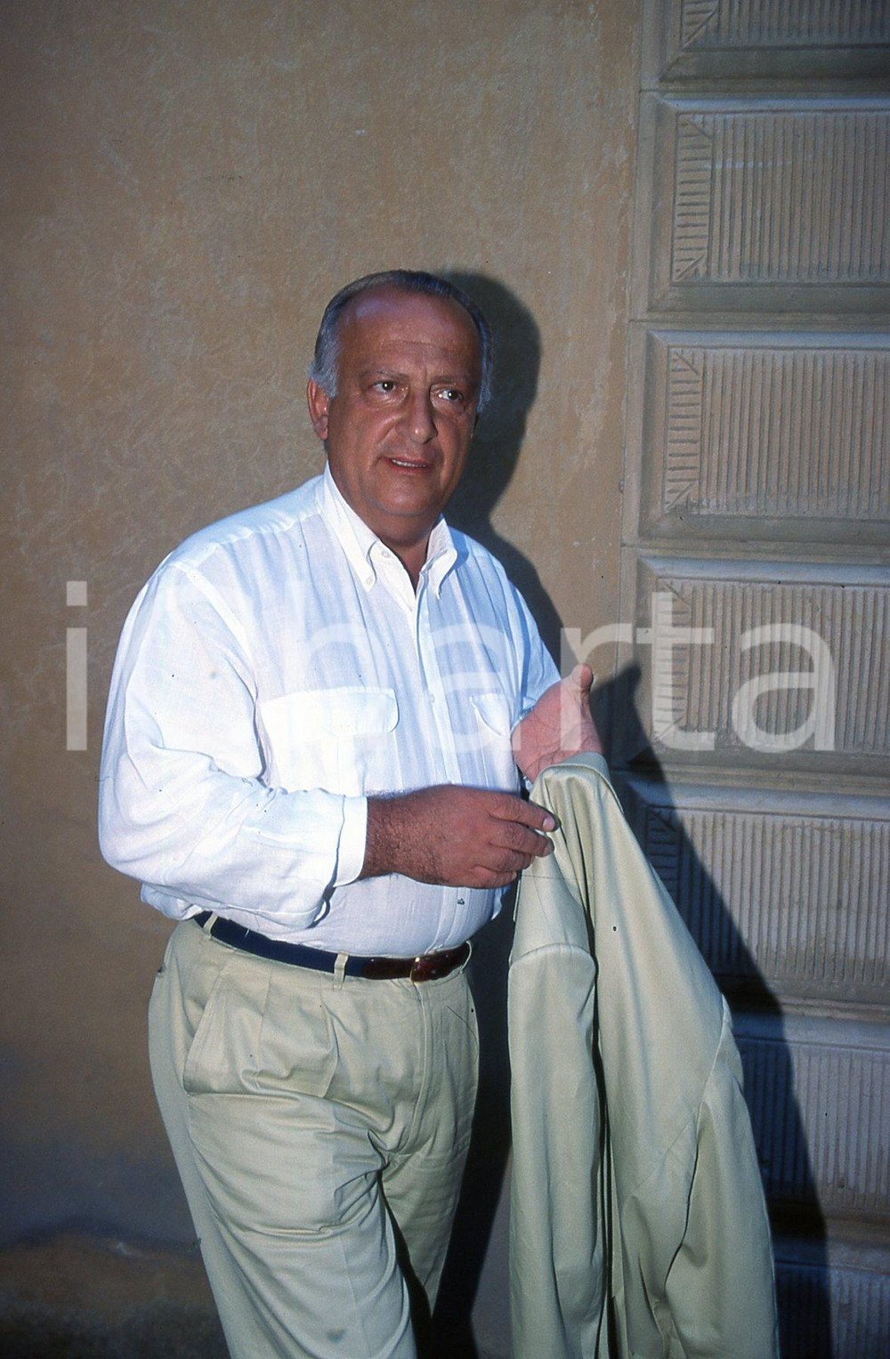 35mm vintage slide* 1999 ITALIA POLITICA Giorgio GUAZZALOCA sindaco di Bologna  Diapositiva d'epoca, in formato 35 mm.CONDIZIONI: GOODNella diapositiva appare ad un convegno politico.E' severamente vietata la riproduzione. Tutti i diritti sono riservati.Nella diapositiva ICharta mette in vendita, sul negozio eBay e in esclusiva sul sito "icharta" il proprio archivio composto da numerose diapositive e negativi fotografici d'epoca, tutti originali e autentici, che attraversano la storia del costume italiano tra gli la fine degli anni Sessanta e Novanta.Si tratta di uno sguardo inedito sull'attualit&agrave;, la politica, la vita quotidiana, il gossip e la cultura, che fotografa il cambiamento della nazione in quest'ultimo scorcio del XX secolo. Un'occasione unica per il mercato del collezionismo, che vede finalmente disponibile un archivio eccezionale per vastit&agrave;, tematiche e condizioni, in un settore (il negativo fotografico e la diapositiva) di assoluta novit&agrave; e dalle interessanti prospettive di investimento. GOOD/buono   originale e autentica 1