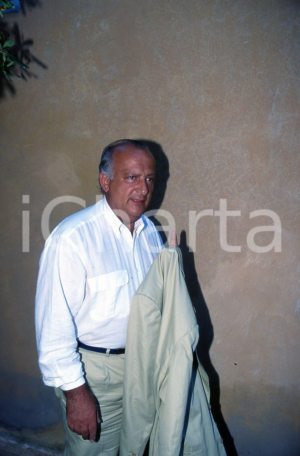 35mm vintage slide* 1999 ITALIA POLITICA Giorgio GUAZZALOCA sindaco di Bologna 2  Diapositiva d'epoca, in formato 35 mm.CONDIZIONI: GOODNella diapositiva appare ad un convegno politico.E' severamente vietata la riproduzione. Tutti i diritti sono riservati.Nella diapositiva ICharta mette in vendita, sul negozio eBay e in esclusiva sul sito "icharta" il proprio archivio composto da numerose diapositive e negativi fotografici d'epoca, tutti originali e autentici, che attraversano la storia del costume italiano tra gli la fine degli anni Sessanta e Novanta.Si tratta di uno sguardo inedito sull'attualit&agrave;, la politica, la vita quotidiana, il gossip e la cultura, che fotografa il cambiamento della nazione in quest'ultimo scorcio del XX secolo. Un'occasione unica per il mercato del collezionismo, che vede finalmente disponibile un archivio eccezionale per vastit&agrave;, tematiche e condizioni, in un settore (il negativo fotografico e la diapositiva) di assoluta novit&agrave; e dalle interessanti prospettive di investimento. GOOD/buono   originale e autentica 1