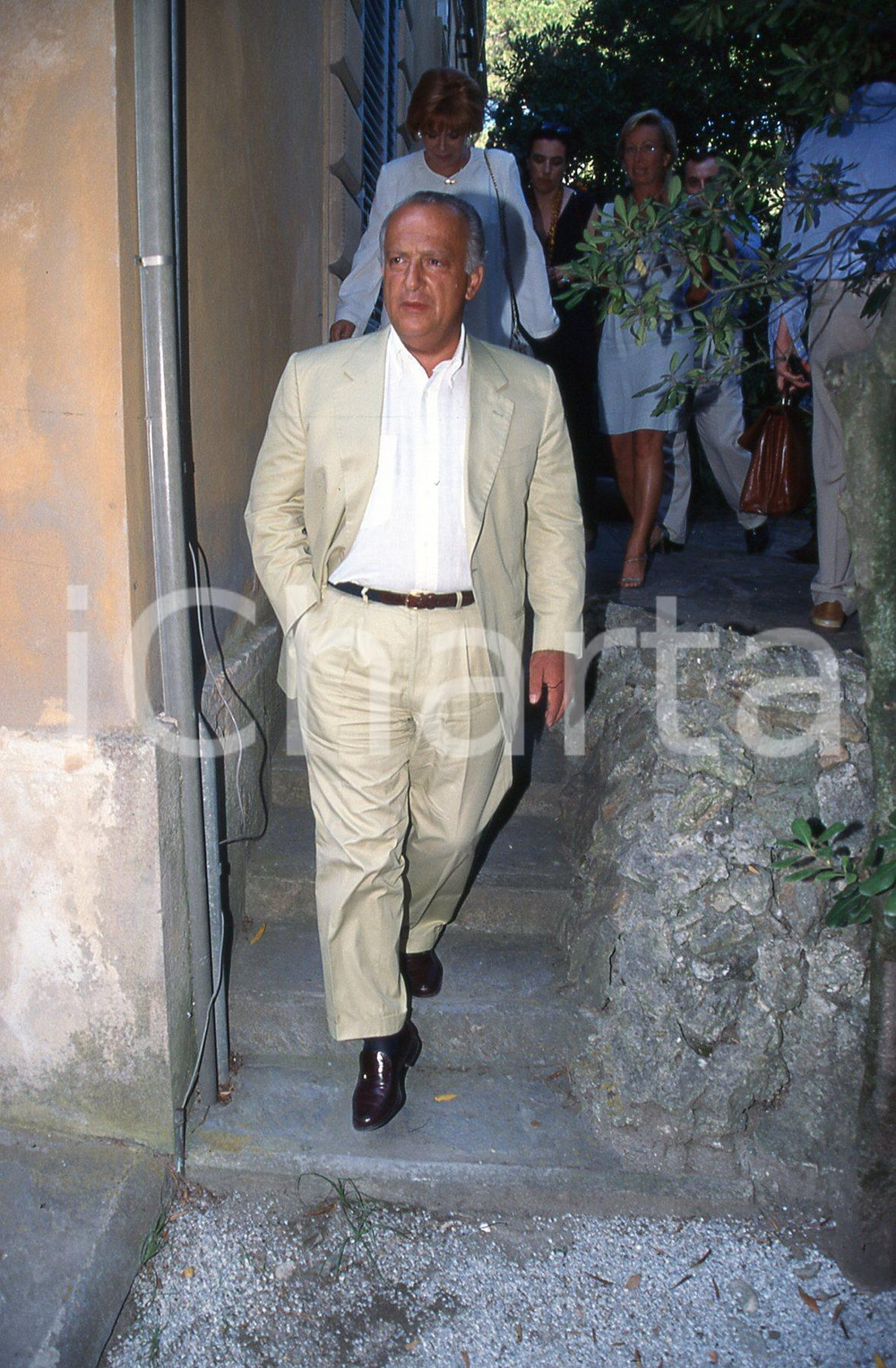 35mm vintage slide* 1999 ITALIA POLITICA Giorgio GUAZZALOCA sindaco di Bologna 5  Diapositiva d'epoca, in formato 35 mm.CONDIZIONI: GOODNella diapositiva appare ad un convegno politico.E' severamente vietata la riproduzione. Tutti i diritti sono riservati.Nella diapositiva ICharta mette in vendita, sul negozio eBay e in esclusiva sul sito "icharta" il proprio archivio composto da numerose diapositive e negativi fotografici d'epoca, tutti originali e autentici, che attraversano la storia del costume italiano tra gli la fine degli anni Sessanta e Novanta.Si tratta di uno sguardo inedito sull'attualit&agrave;, la politica, la vita quotidiana, il gossip e la cultura, che fotografa il cambiamento della nazione in quest'ultimo scorcio del XX secolo. Un'occasione unica per il mercato del collezionismo, che vede finalmente disponibile un archivio eccezionale per vastit&agrave;, tematiche e condizioni, in un settore (il negativo fotografico e la diapositiva) di assoluta novit&agrave; e dalle interessanti prospettive di investimento. GOOD/buono   originale e autentica 1