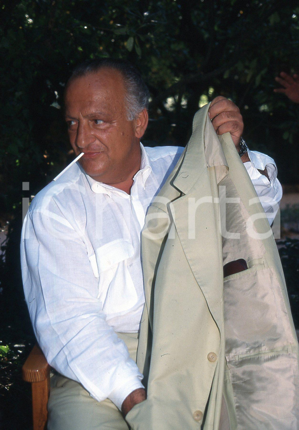 35mm vintage slide* 1999 ITALIA POLITICA Giorgio GUAZZALOCA sindaco di Bologna 9  Diapositiva d'epoca, in formato 35 mm.CONDIZIONI: GOODNella diapositiva appare ad un convegno politico.E' severamente vietata la riproduzione. Tutti i diritti sono riservati.Nella diapositiva ICharta mette in vendita, sul negozio eBay e in esclusiva sul sito "icharta" il proprio archivio composto da numerose diapositive e negativi fotografici d'epoca, tutti originali e autentici, che attraversano la storia del costume italiano tra gli la fine degli anni Sessanta e Novanta.Si tratta di uno sguardo inedito sull'attualit&agrave;, la politica, la vita quotidiana, il gossip e la cultura, che fotografa il cambiamento della nazione in quest'ultimo scorcio del XX secolo. Un'occasione unica per il mercato del collezionismo, che vede finalmente disponibile un archivio eccezionale per vastit&agrave;, tematiche e condizioni, in un settore (il negativo fotografico e la diapositiva) di assoluta novit&agrave; e dalle interessanti prospettive di investimento. GOOD/buono   originale e autentica 1