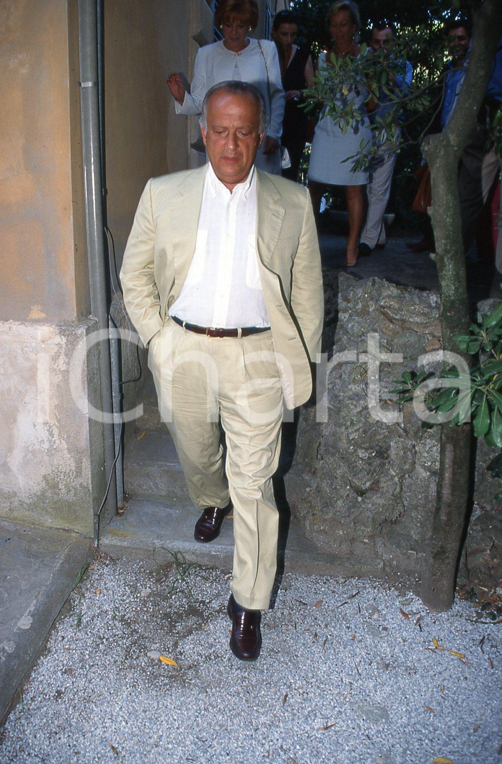 35mm vintage slide* 1999 ITALIA POLITICA Giorgio GUAZZALOCA sindaco a Bologna 11  Diapositiva d'epoca, in formato 35 mm.CONDIZIONI: GOODNella diapositiva appare ad un convegno politico.E' severamente vietata la riproduzione. Tutti i diritti sono riservati.Nella diapositiva ICharta mette in vendita, sul negozio eBay e in esclusiva sul sito "icharta" il proprio archivio composto da numerose diapositive e negativi fotografici d'epoca, tutti originali e autentici, che attraversano la storia del costume italiano tra gli la fine degli anni Sessanta e Novanta.Si tratta di uno sguardo inedito sull'attualit&agrave;, la politica, la vita quotidiana, il gossip e la cultura, che fotografa il cambiamento della nazione in quest'ultimo scorcio del XX secolo. Un'occasione unica per il mercato del collezionismo, che vede finalmente disponibile un archivio eccezionale per vastit&agrave;, tematiche e condizioni, in un settore (il negativo fotografico e la diapositiva) di assoluta novit&agrave; e dalle interessanti prospettive di investimento. GOOD/buono   originale e autentica 1