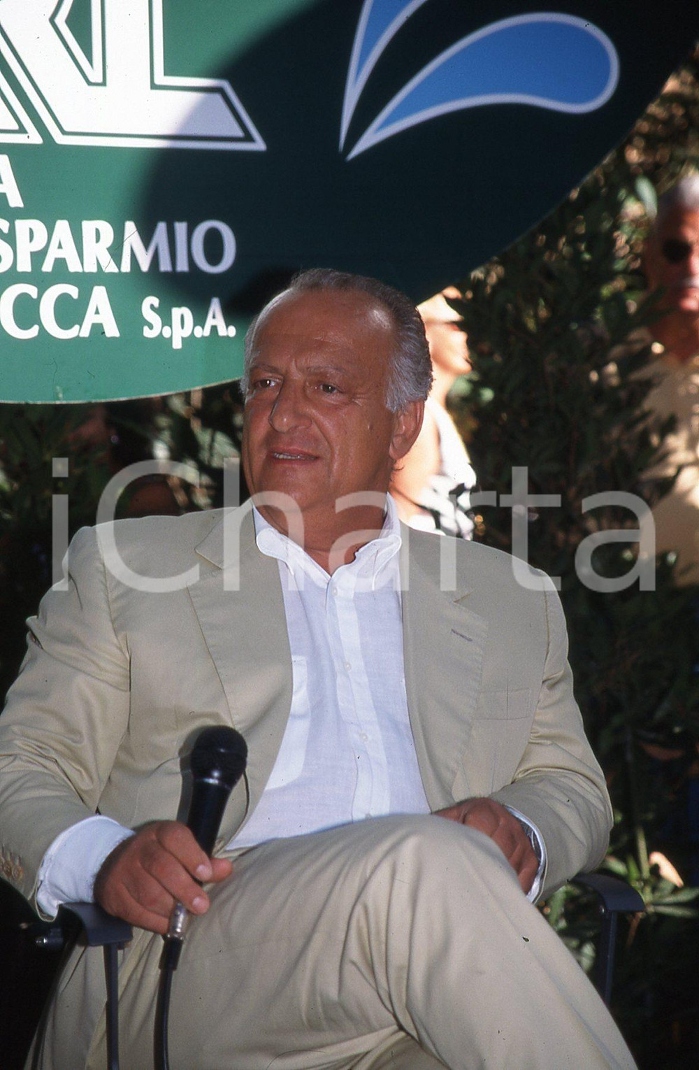 35mm vintage slide* 1999 ITALIA POLITICA Giorgio GUAZZALOCA sindaco a Bologna 21  Diapositiva d'epoca, in formato 35 mm.CONDIZIONI: GOODNella diapositiva appare ad un convegno politico.E' severamente vietata la riproduzione. Tutti i diritti sono riservati.Nella diapositiva ICharta mette in vendita, sul negozio eBay e in esclusiva sul sito "icharta" il proprio archivio composto da numerose diapositive e negativi fotografici d'epoca, tutti originali e autentici, che attraversano la storia del costume italiano tra gli la fine degli anni Sessanta e Novanta.Si tratta di uno sguardo inedito sull'attualit&agrave;, la politica, la vita quotidiana, il gossip e la cultura, che fotografa il cambiamento della nazione in quest'ultimo scorcio del XX secolo. Un'occasione unica per il mercato del collezionismo, che vede finalmente disponibile un archivio eccezionale per vastit&agrave;, tematiche e condizioni, in un settore (il negativo fotografico e la diapositiva) di assoluta novit&agrave; e dalle interessanti prospettive di investimento. GOOD/buono   originale e autentica 1