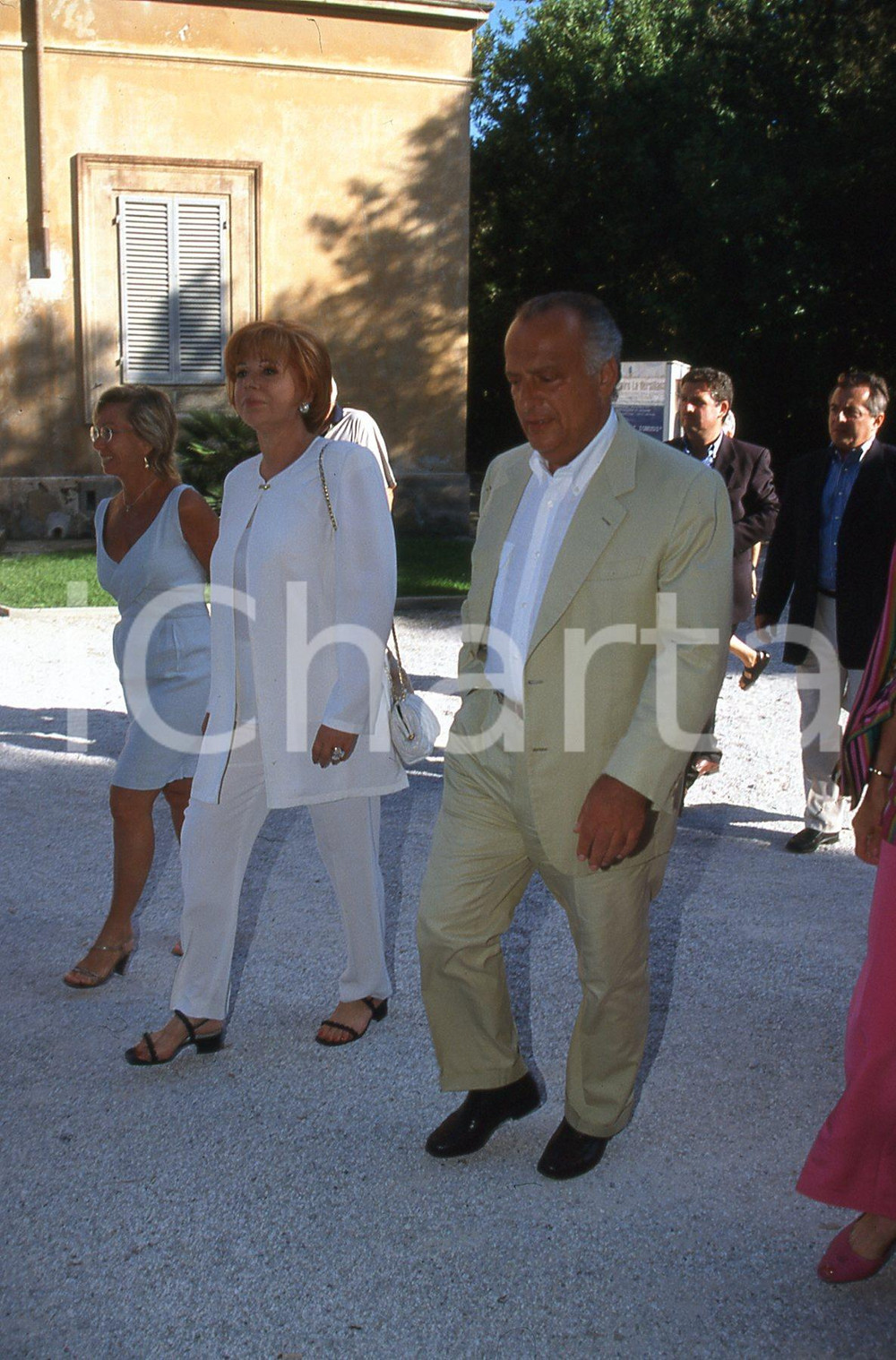 35mm vintage slide* 1999 ITALIA POLITICA Giorgio GUAZZALOCA Ombretta COLLI  Diapositiva d'epoca, in formato 35 mm.CONDIZIONI: GOODNella diapositiva appaiono ad un convegno politico.E' severamente vietata la riproduzione. Tutti i diritti sono riservati.Nella diapositiva ICharta mette in vendita, sul negozio eBay e in esclusiva sul sito "icharta" il proprio archivio composto da numerose diapositive e negativi fotografici d'epoca, tutti originali e autentici, che attraversano la storia del costume italiano tra gli la fine degli anni Sessanta e Novanta.Si tratta di uno sguardo inedito sull'attualit&agrave;, la politica, la vita quotidiana, il gossip e la cultura, che fotografa il cambiamento della nazione in quest'ultimo scorcio del XX secolo. Un'occasione unica per il mercato del collezionismo, che vede finalmente disponibile un archivio eccezionale per vastit&agrave;, tematiche e condizioni, in un settore (il negativo fotografico e la diapositiva) di assoluta novit&agrave; e dalle interessanti prospettive di investimento. GOOD/buono   originale e autentica 1