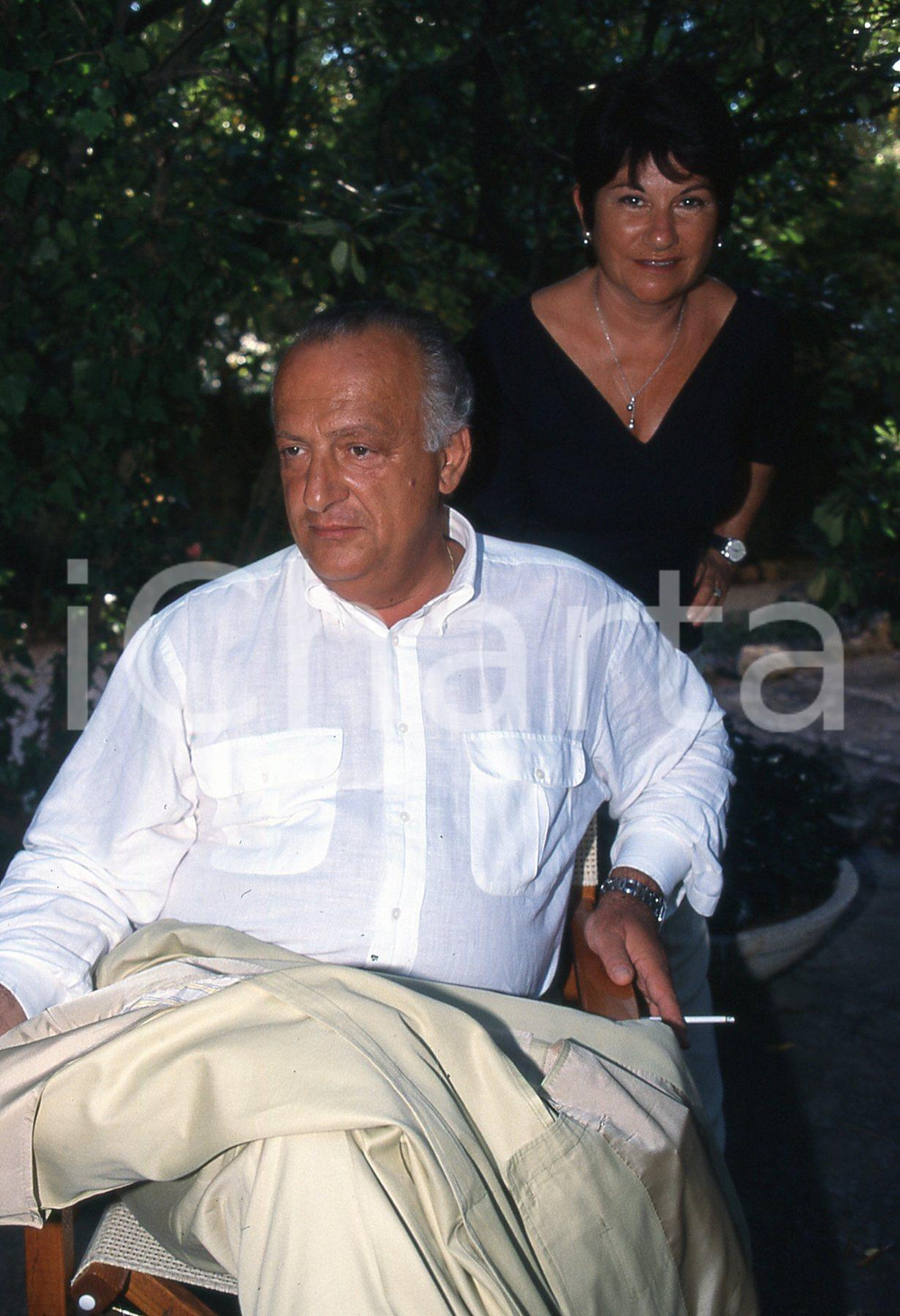 35mm vintage slide* 1999 ITALIA POLITICA Giorgio GUAZZALOCA con la moglie Egle 3  Diapositiva d'epoca, in formato 35 mm.CONDIZIONI: GOODNella diapositiva appaiono ad un convegno politico.E' severamente vietata la riproduzione. Tutti i diritti sono riservati.Nella diapositiva ICharta mette in vendita, sul negozio eBay e in esclusiva sul sito "icharta" il proprio archivio composto da numerose diapositive e negativi fotografici d'epoca, tutti originali e autentici, che attraversano la storia del costume italiano tra gli la fine degli anni Sessanta e Novanta.Si tratta di uno sguardo inedito sull'attualit&agrave;, la politica, la vita quotidiana, il gossip e la cultura, che fotografa il cambiamento della nazione in quest'ultimo scorcio del XX secolo. Un'occasione unica per il mercato del collezionismo, che vede finalmente disponibile un archivio eccezionale per vastit&agrave;, tematiche e condizioni, in un settore (il negativo fotografico e la diapositiva) di assoluta novit&agrave; e dalle interessanti prospettive di investimento. GOOD/buono   originale e autentica 1