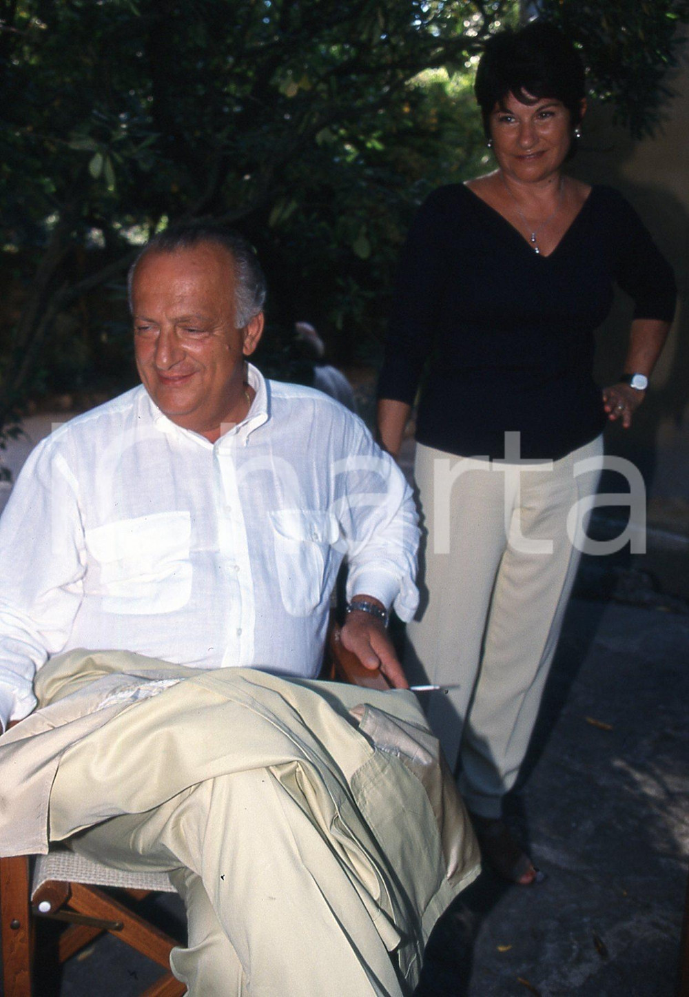 35mm vintage slide* 1999 ITALIA POLITICA Giorgio GUAZZALOCA con la moglie Egle 5  Diapositiva d'epoca, in formato 35 mm.CONDIZIONI: GOODNella diapositiva appaiono ad un convegno politico.E' severamente vietata la riproduzione. Tutti i diritti sono riservati.Nella diapositiva ICharta mette in vendita, sul negozio eBay e in esclusiva sul sito "icharta" il proprio archivio composto da numerose diapositive e negativi fotografici d'epoca, tutti originali e autentici, che attraversano la storia del costume italiano tra gli la fine degli anni Sessanta e Novanta.Si tratta di uno sguardo inedito sull'attualit&agrave;, la politica, la vita quotidiana, il gossip e la cultura, che fotografa il cambiamento della nazione in quest'ultimo scorcio del XX secolo. Un'occasione unica per il mercato del collezionismo, che vede finalmente disponibile un archivio eccezionale per vastit&agrave;, tematiche e condizioni, in un settore (il negativo fotografico e la diapositiva) di assoluta novit&agrave; e dalle interessanti prospettive di investimento. GOOD/buono   originale e autentica 1