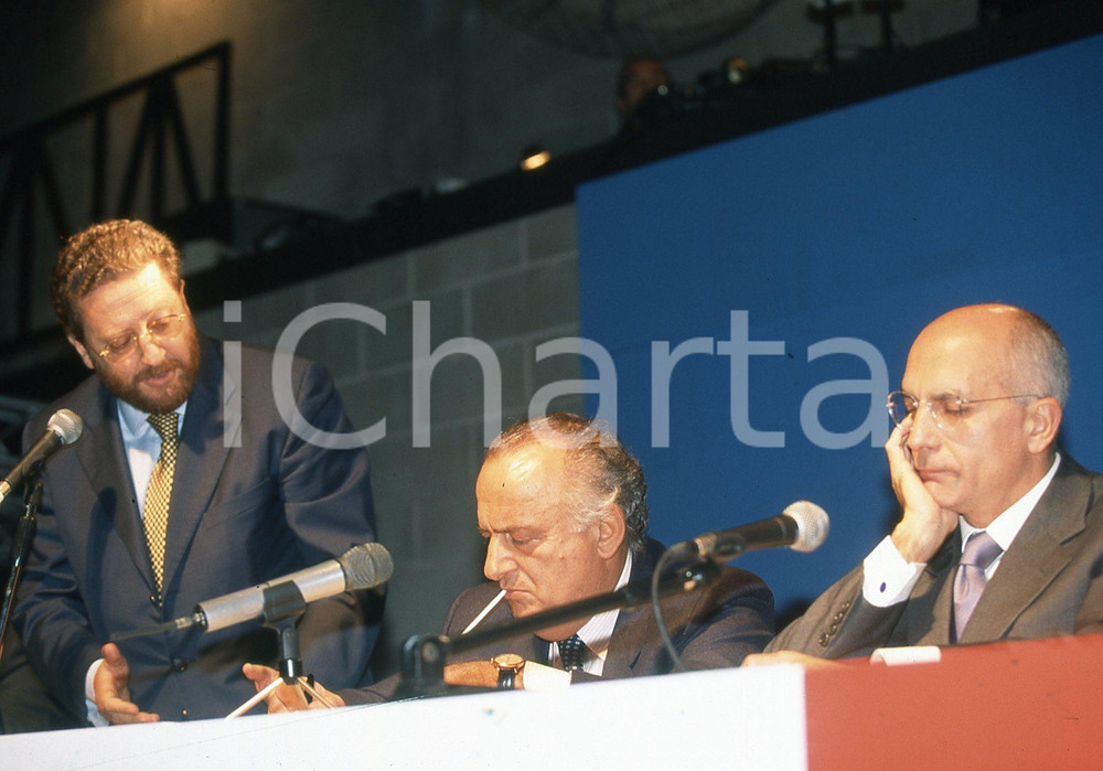 35mm vintage slide* 2002 BOLOGNA Giorgio GUAZZALOCA Riccardo DE CORATO  Diapositiva d'epoca, in formato 35 mm.CONDIZIONI: GOODNella diapositiva appaiono insieme a Gabriele Albertini al congresso di Alleanza Nazionale.E' severamente vietata la riproduzione. Tutti i diritti sono riservati.Nella diapositiva ICharta mette in vendita, sul negozio eBay e in esclusiva sul sito "icharta" il proprio archivio composto da numerose diapositive e negativi fotografici d'epoca, tutti originali e autentici, che attraversano la storia del costume italiano tra gli la fine degli anni Sessanta e Novanta.Si tratta di uno sguardo inedito sull'attualit&agrave;, la politica, la vita quotidiana, il gossip e la cultura, che fotografa il cambiamento della nazione in quest'ultimo scorcio del XX secolo. Un'occasione unica per il mercato del collezionismo, che vede finalmente disponibile un archivio eccezionale per vastit&agrave;, tematiche e condizioni, in un settore (il negativo fotografico e la diapositiva) di assoluta novit&agrave; e dalle interessanti prospettive di investimento. GOOD/buono   originale e autentica 1