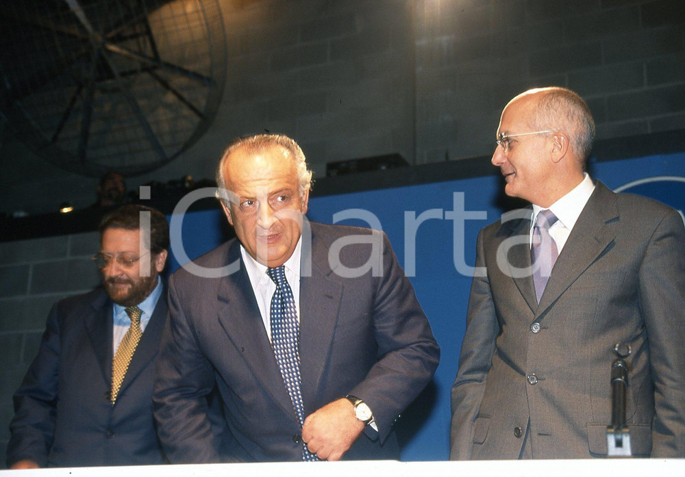 35mm vintage slide* 2002 BOLOGNA Giorgio GUAZZALOCA Gabriele ALBERTINI  Diapositiva d'epoca, in formato 35 mm.CONDIZIONI: GOODNella diapositiva appaiono insieme a Riccardo De Corato al congresso di Alleanza Nazionale.E' severamente vietata la riproduzione. Tutti i diritti sono riservati.Nella diapositiva ICharta mette in vendita, sul negozio eBay e in esclusiva sul sito "icharta" il proprio archivio composto da numerose diapositive e negativi fotografici d'epoca, tutti originali e autentici, che attraversano la storia del costume italiano tra gli la fine degli anni Sessanta e Novanta.Si tratta di uno sguardo inedito sull'attualit&agrave;, la politica, la vita quotidiana, il gossip e la cultura, che fotografa il cambiamento della nazione in quest'ultimo scorcio del XX secolo. Un'occasione unica per il mercato del collezionismo, che vede finalmente disponibile un archivio eccezionale per vastit&agrave;, tematiche e condizioni, in un settore (il negativo fotografico e la diapositiva) di assoluta novit&agrave; e dalle interessanti prospettive di investimento. GOOD/buono   originale e autentica 1