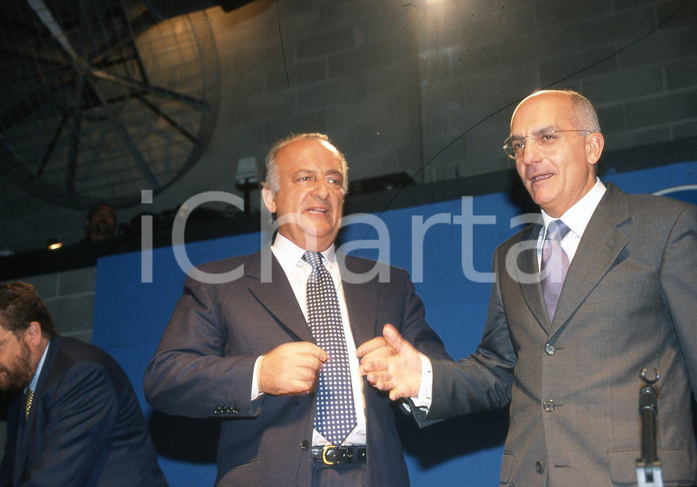 35mm vintage slide* 2002 BOLOGNA Giorgio GUAZZALOCA Gabriele ALBERTINI (1)  Diapositiva d'epoca, in formato 35 mm.CONDIZIONI: GOODNella diapositiva appaiono insieme a Riccardo De Corato al congresso di Alleanza Nazionale.E' severamente vietata la riproduzione. Tutti i diritti sono riservati.Nella diapositiva ICharta mette in vendita, sul negozio eBay e in esclusiva sul sito "icharta" il proprio archivio composto da numerose diapositive e negativi fotografici d'epoca, tutti originali e autentici, che attraversano la storia del costume italiano tra gli la fine degli anni Sessanta e Novanta.Si tratta di uno sguardo inedito sull'attualit&agrave;, la politica, la vita quotidiana, il gossip e la cultura, che fotografa il cambiamento della nazione in quest'ultimo scorcio del XX secolo. Un'occasione unica per il mercato del collezionismo, che vede finalmente disponibile un archivio eccezionale per vastit&agrave;, tematiche e condizioni, in un settore (il negativo fotografico e la diapositiva) di assoluta novit&agrave; e dalle interessanti prospettive di investimento. GOOD/buono   originale e autentica 1