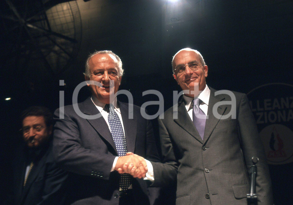 35mm vintage slide* 2002 BOLOGNA Giorgio GUAZZALOCA Gabriele ALBERTINI (2)  Diapositiva d'epoca, in formato 35 mm.CONDIZIONI: GOODNella diapositiva appaiono insieme a Riccardo De Corato al congresso di Alleanza Nazionale.E' severamente vietata la riproduzione. Tutti i diritti sono riservati.Nella diapositiva ICharta mette in vendita, sul negozio eBay e in esclusiva sul sito "icharta" il proprio archivio composto da numerose diapositive e negativi fotografici d'epoca, tutti originali e autentici, che attraversano la storia del costume italiano tra gli la fine degli anni Sessanta e Novanta.Si tratta di uno sguardo inedito sull'attualit&agrave;, la politica, la vita quotidiana, il gossip e la cultura, che fotografa il cambiamento della nazione in quest'ultimo scorcio del XX secolo. Un'occasione unica per il mercato del collezionismo, che vede finalmente disponibile un archivio eccezionale per vastit&agrave;, tematiche e condizioni, in un settore (il negativo fotografico e la diapositiva) di assoluta novit&agrave; e dalle interessanti prospettive di investimento. GOOD/buono   originale e autentica 1