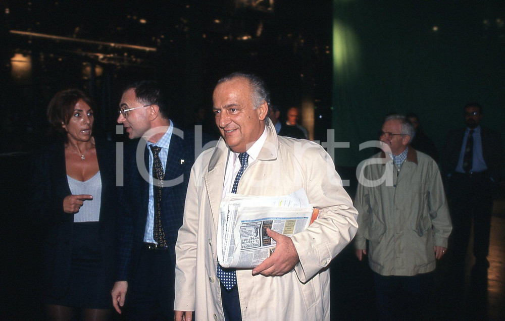 35mm vintage slide* 2002 BOLOGNA Giorgio GUAZZALOCA arriva al congresso  Diapositiva d'epoca, in formato 35 mm.CONDIZIONI: GOODNella diapositiva appare all'ingresso del congresso di Alleanza Nazionale.E' severamente vietata la riproduzione. Tutti i diritti sono riservati.Nella diapositiva ICharta mette in vendita, sul negozio eBay e in esclusiva sul sito "icharta" il proprio archivio composto da numerose diapositive e negativi fotografici d'epoca, tutti originali e autentici, che attraversano la storia del costume italiano tra gli la fine degli anni Sessanta e Novanta.Si tratta di uno sguardo inedito sull'attualit&agrave;, la politica, la vita quotidiana, il gossip e la cultura, che fotografa il cambiamento della nazione in quest'ultimo scorcio del XX secolo. Un'occasione unica per il mercato del collezionismo, che vede finalmente disponibile un archivio eccezionale per vastit&agrave;, tematiche e condizioni, in un settore (il negativo fotografico e la diapositiva) di assoluta novit&agrave; e dalle interessanti prospettive di investimento. GOOD/buono   originale e autentica 1