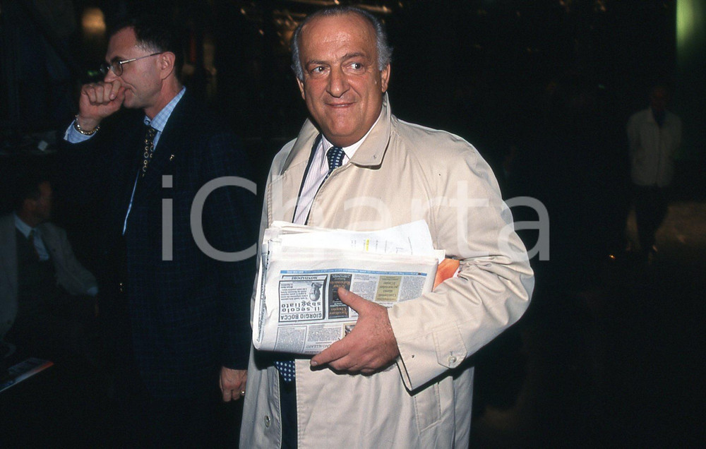 35mm vintage slide* 2002 BOLOGNA Giorgio GUAZZALOCA arriva al congresso (2)  Diapositiva d'epoca, in formato 35 mm.CONDIZIONI: GOODNella diapositiva appare all'ingresso del congresso di Alleanza Nazionale.E' severamente vietata la riproduzione. Tutti i diritti sono riservati.Nella diapositiva ICharta mette in vendita, sul negozio eBay e in esclusiva sul sito "icharta" il proprio archivio composto da numerose diapositive e negativi fotografici d'epoca, tutti originali e autentici, che attraversano la storia del costume italiano tra gli la fine degli anni Sessanta e Novanta.Si tratta di uno sguardo inedito sull'attualit&agrave;, la politica, la vita quotidiana, il gossip e la cultura, che fotografa il cambiamento della nazione in quest'ultimo scorcio del XX secolo. Un'occasione unica per il mercato del collezionismo, che vede finalmente disponibile un archivio eccezionale per vastit&agrave;, tematiche e condizioni, in un settore (il negativo fotografico e la diapositiva) di assoluta novit&agrave; e dalle interessanti prospettive di investimento. GOOD/buono   originale e autentica 1