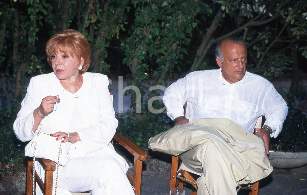 35mm vintage slide* 1999 ITALIA POLITICA Giorgio GUAZZALOCA Ombretta COLLI (2)  Diapositiva d'epoca, in formato 35 mm.CONDIZIONI: GOODNella diapositiva appaiono ad un convegno politico.E' severamente vietata la riproduzione. Tutti i diritti sono riservati.Nella diapositiva ICharta mette in vendita, sul negozio eBay e in esclusiva sul sito "icharta" il proprio archivio composto da numerose diapositive e negativi fotografici d'epoca, tutti originali e autentici, che attraversano la storia del costume italiano tra gli la fine degli anni Sessanta e Novanta.Si tratta di uno sguardo inedito sull'attualit&agrave;, la politica, la vita quotidiana, il gossip e la cultura, che fotografa il cambiamento della nazione in quest'ultimo scorcio del XX secolo. Un'occasione unica per il mercato del collezionismo, che vede finalmente disponibile un archivio eccezionale per vastit&agrave;, tematiche e condizioni, in un settore (il negativo fotografico e la diapositiva) di assoluta novit&agrave; e dalle interessanti prospettive di investimento. GOOD/buono   originale e autentica 1