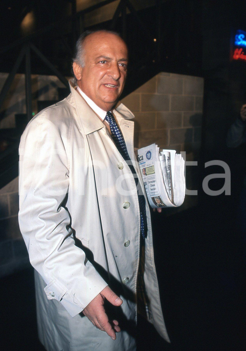 35mm vintage slide* 2002 BOLOGNA Giorgio GUAZZALOCA arriva al congresso (4)  Diapositiva d'epoca, in formato 35 mm.CONDIZIONI: GOODNella diapositiva appare all'ingresso del congresso di Alleanza Nazionale.E' severamente vietata la riproduzione. Tutti i diritti sono riservati.Nella diapositiva ICharta mette in vendita, sul negozio eBay e in esclusiva sul sito "icharta" il proprio archivio composto da numerose diapositive e negativi fotografici d'epoca, tutti originali e autentici, che attraversano la storia del costume italiano tra gli la fine degli anni Sessanta e Novanta.Si tratta di uno sguardo inedito sull'attualit&agrave;, la politica, la vita quotidiana, il gossip e la cultura, che fotografa il cambiamento della nazione in quest'ultimo scorcio del XX secolo. Un'occasione unica per il mercato del collezionismo, che vede finalmente disponibile un archivio eccezionale per vastit&agrave;, tematiche e condizioni, in un settore (il negativo fotografico e la diapositiva) di assoluta novit&agrave; e dalle interessanti prospettive di investimento. GOOD/buono   originale e autentica 1