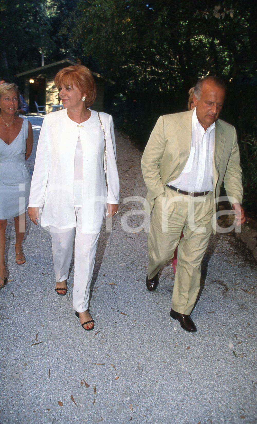 35mm vintage slide* 1999 ITALIA POLITICA Giorgio GUAZZALOCA Ombretta COLLI (3)  Diapositiva d'epoca, in formato 35 mm.CONDIZIONI: GOODNella diapositiva appaiono ad un convegno politico.E' severamente vietata la riproduzione. Tutti i diritti sono riservati.Nella diapositiva ICharta mette in vendita, sul negozio eBay e in esclusiva sul sito "icharta" il proprio archivio composto da numerose diapositive e negativi fotografici d'epoca, tutti originali e autentici, che attraversano la storia del costume italiano tra gli la fine degli anni Sessanta e Novanta.Si tratta di uno sguardo inedito sull'attualit&agrave;, la politica, la vita quotidiana, il gossip e la cultura, che fotografa il cambiamento della nazione in quest'ultimo scorcio del XX secolo. Un'occasione unica per il mercato del collezionismo, che vede finalmente disponibile un archivio eccezionale per vastit&agrave;, tematiche e condizioni, in un settore (il negativo fotografico e la diapositiva) di assoluta novit&agrave; e dalle interessanti prospettive di investimento. GOOD/buono   originale e autentica 1