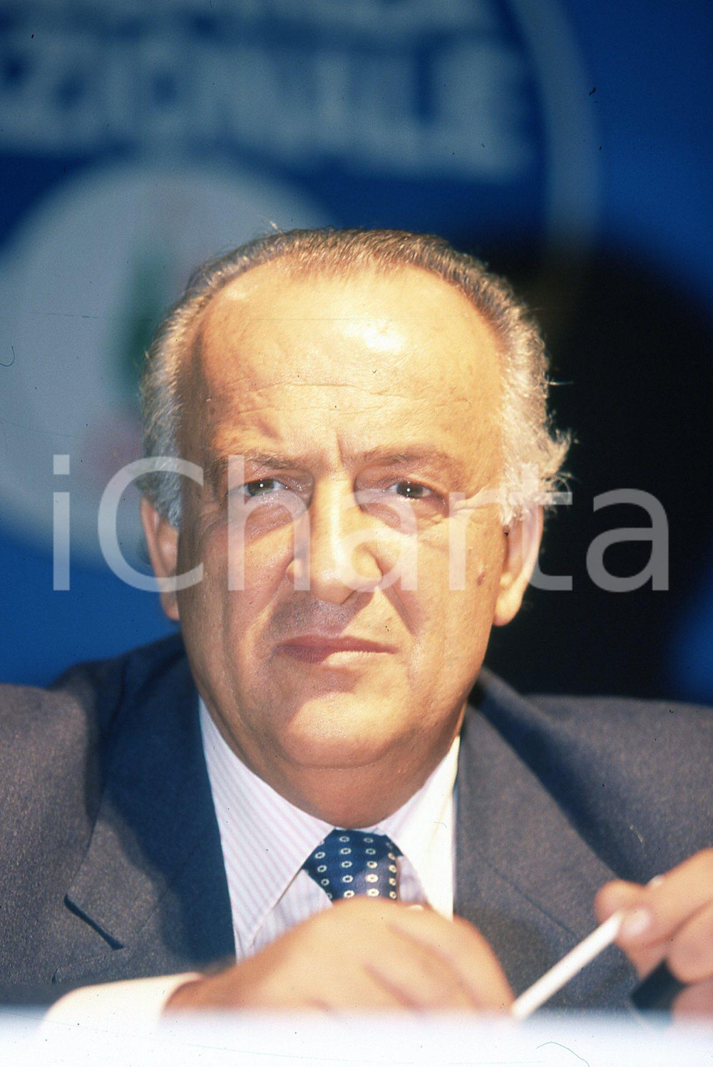 35mm vintage slide* 2002 BOLOGNA Giorgio GUAZZALOCA ritratto  Diapositiva d'epoca, in formato 35 mm.CONDIZIONI: GOODNella diapositiva appare al congresso di Alleanza Nazionale.E' severamente vietata la riproduzione. Tutti i diritti sono riservati.Nella diapositiva ICharta mette in vendita, sul negozio eBay e in esclusiva sul sito "icharta" il proprio archivio composto da numerose diapositive e negativi fotografici d'epoca, tutti originali e autentici, che attraversano la storia del costume italiano tra gli la fine degli anni Sessanta e Novanta.Si tratta di uno sguardo inedito sull'attualit&agrave;, la politica, la vita quotidiana, il gossip e la cultura, che fotografa il cambiamento della nazione in quest'ultimo scorcio del XX secolo. Un'occasione unica per il mercato del collezionismo, che vede finalmente disponibile un archivio eccezionale per vastit&agrave;, tematiche e condizioni, in un settore (il negativo fotografico e la diapositiva) di assoluta novit&agrave; e dalle interessanti prospettive di investimento. GOOD/buono   originale e autentica 1