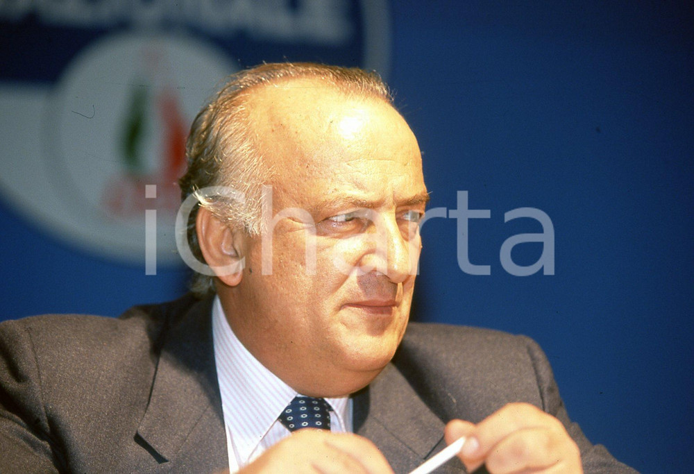 35mm vintage slide* 2002 BOLOGNA Giorgio GUAZZALOCA ritratto (8)  Diapositiva d'epoca, in formato 35 mm.CONDIZIONI: GOODNella diapositiva appare al congresso di Alleanza Nazionale.E' severamente vietata la riproduzione. Tutti i diritti sono riservati.Nella diapositiva ICharta mette in vendita, sul negozio eBay e in esclusiva sul sito "icharta" il proprio archivio composto da numerose diapositive e negativi fotografici d'epoca, tutti originali e autentici, che attraversano la storia del costume italiano tra gli la fine degli anni Sessanta e Novanta.Si tratta di uno sguardo inedito sull'attualit&agrave;, la politica, la vita quotidiana, il gossip e la cultura, che fotografa il cambiamento della nazione in quest'ultimo scorcio del XX secolo. Un'occasione unica per il mercato del collezionismo, che vede finalmente disponibile un archivio eccezionale per vastit&agrave;, tematiche e condizioni, in un settore (il negativo fotografico e la diapositiva) di assoluta novit&agrave; e dalle interessanti prospettive di investimento. GOOD/buono   originale e autentica 1