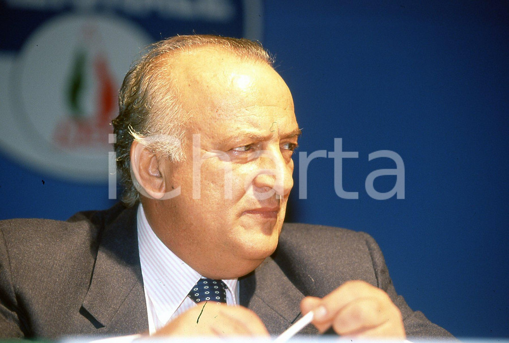 35mm vintage slide* 2002 BOLOGNA Giorgio GUAZZALOCA ritratto (9)  Diapositiva d'epoca, in formato 35 mm.CONDIZIONI: GOODNella diapositiva appare al congresso di Alleanza Nazionale.E' severamente vietata la riproduzione. Tutti i diritti sono riservati.Nella diapositiva ICharta mette in vendita, sul negozio eBay e in esclusiva sul sito "icharta" il proprio archivio composto da numerose diapositive e negativi fotografici d'epoca, tutti originali e autentici, che attraversano la storia del costume italiano tra gli la fine degli anni Sessanta e Novanta.Si tratta di uno sguardo inedito sull'attualit&agrave;, la politica, la vita quotidiana, il gossip e la cultura, che fotografa il cambiamento della nazione in quest'ultimo scorcio del XX secolo. Un'occasione unica per il mercato del collezionismo, che vede finalmente disponibile un archivio eccezionale per vastit&agrave;, tematiche e condizioni, in un settore (il negativo fotografico e la diapositiva) di assoluta novit&agrave; e dalle interessanti prospettive di investimento. GOOD/buono   originale e autentica 1