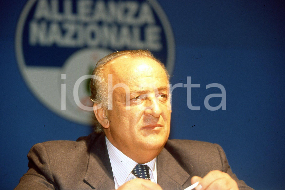 35mm vintage slide* 2002 BOLOGNA Giorgio GUAZZALOCA ritratto (10)  Diapositiva d'epoca, in formato 35 mm.CONDIZIONI: GOODNella diapositiva appare al congresso di Alleanza Nazionale.E' severamente vietata la riproduzione. Tutti i diritti sono riservati.Nella diapositiva ICharta mette in vendita, sul negozio eBay e in esclusiva sul sito "icharta" il proprio archivio composto da numerose diapositive e negativi fotografici d'epoca, tutti originali e autentici, che attraversano la storia del costume italiano tra gli la fine degli anni Sessanta e Novanta.Si tratta di uno sguardo inedito sull'attualit&agrave;, la politica, la vita quotidiana, il gossip e la cultura, che fotografa il cambiamento della nazione in quest'ultimo scorcio del XX secolo. Un'occasione unica per il mercato del collezionismo, che vede finalmente disponibile un archivio eccezionale per vastit&agrave;, tematiche e condizioni, in un settore (il negativo fotografico e la diapositiva) di assoluta novit&agrave; e dalle interessanti prospettive di investimento. GOOD/buono   originale e autentica 1