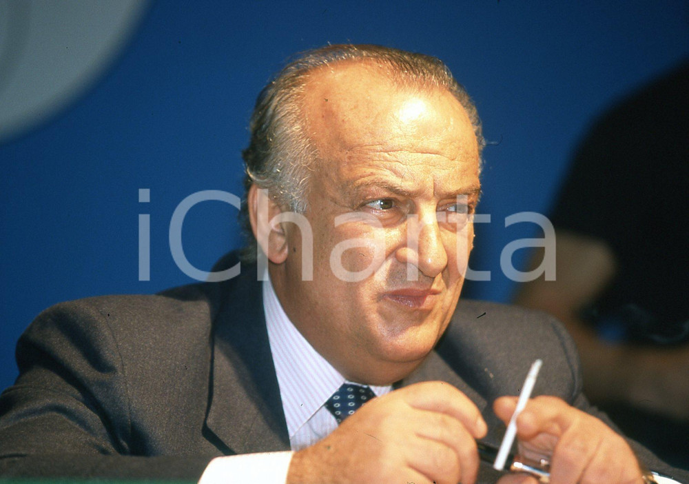 35mm vintage slide* 2002 BOLOGNA Giorgio GUAZZALOCA ritratto (14)  Diapositiva d'epoca, in formato 35 mm.CONDIZIONI: GOODNella diapositiva appare al congresso di Alleanza Nazionale.E' severamente vietata la riproduzione. Tutti i diritti sono riservati.Nella diapositiva ICharta mette in vendita, sul negozio eBay e in esclusiva sul sito "icharta" il proprio archivio composto da numerose diapositive e negativi fotografici d'epoca, tutti originali e autentici, che attraversano la storia del costume italiano tra gli la fine degli anni Sessanta e Novanta.Si tratta di uno sguardo inedito sull'attualit&agrave;, la politica, la vita quotidiana, il gossip e la cultura, che fotografa il cambiamento della nazione in quest'ultimo scorcio del XX secolo. Un'occasione unica per il mercato del collezionismo, che vede finalmente disponibile un archivio eccezionale per vastit&agrave;, tematiche e condizioni, in un settore (il negativo fotografico e la diapositiva) di assoluta novit&agrave; e dalle interessanti prospettive di investimento. GOOD/buono   originale e autentica 1