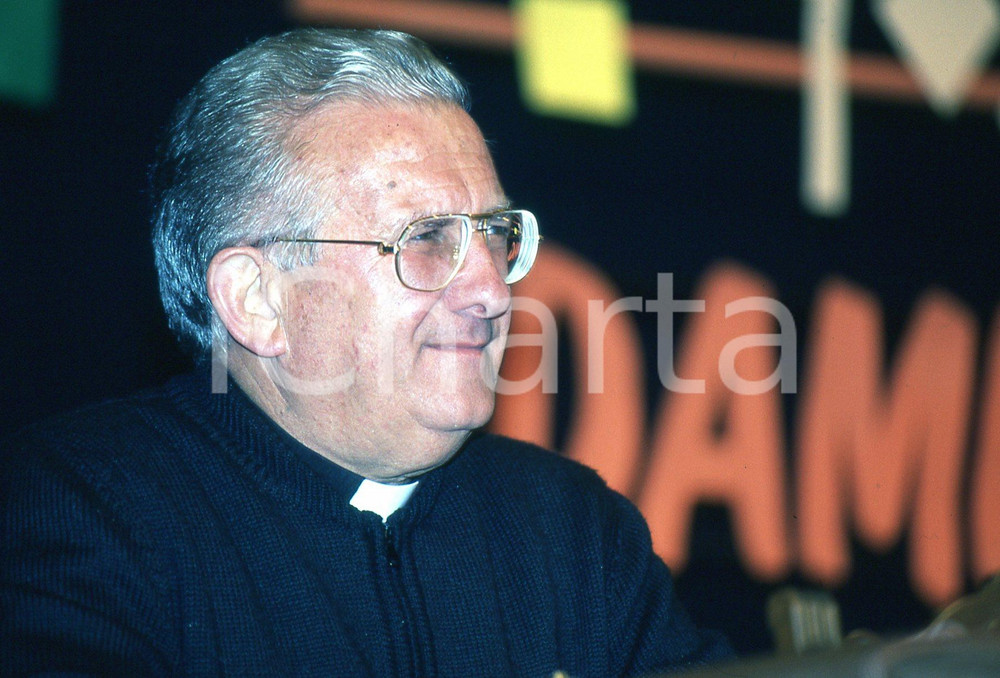 35mm vintage slide* 1990 AMELIA (TR)  Don Pierino GELMINI al tavolo di convegno  Diapositiva d'epoca, in formato 35 mm.CONDIZIONI: GOODNella diapositiva appare al convegno Una compagnia per vivere.E' severamente vietata la riproduzione. Tutti i diritti sono riservati.Nella diapositiva ICharta mette in vendita, sul negozio eBay e in esclusiva sul sito "icharta" il proprio archivio composto da numerose diapositive e negativi fotografici d'epoca, tutti originali e autentici, che attraversano la storia del costume italiano tra gli la fine degli anni Sessanta e Novanta.Si tratta di uno sguardo inedito sull'attualit&agrave;, la politica, la vita quotidiana, il gossip e la cultura, che fotografa il cambiamento della nazione in quest'ultimo scorcio del XX secolo. Un'occasione unica per il mercato del collezionismo, che vede finalmente disponibile un archivio eccezionale per vastit&agrave;, tematiche e condizioni, in un settore (il negativo fotografico e la diapositiva) di assoluta novit&agrave; e dalle interessanti prospettive di investimento. GOOD/buono   originale e autentica 1