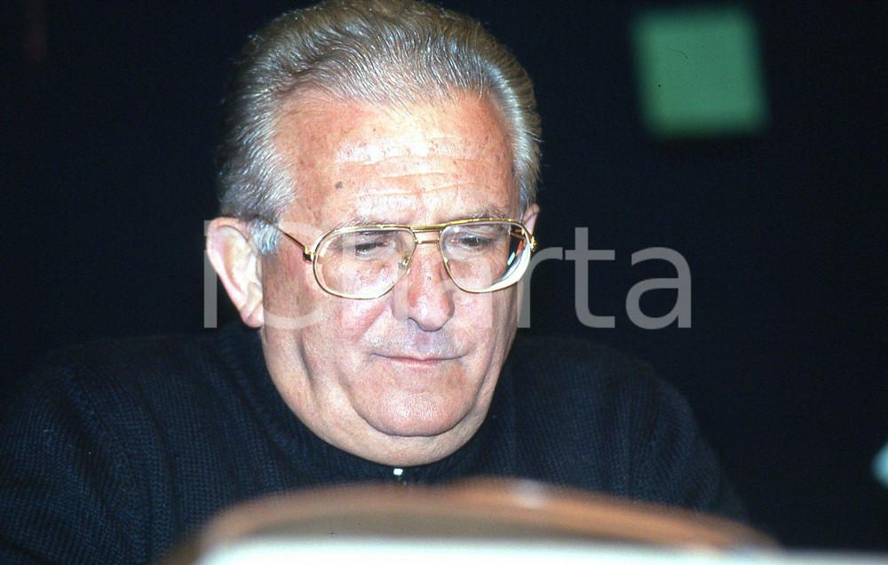 35mm vintage slide* 1990 AMELIA (TR)  Don Pierino GELMINI al tavolo convegno (1)  Diapositiva d'epoca, in formato 35 mm.CONDIZIONI: GOODNella diapositiva appare al convegno Una compagnia per vivere.E' severamente vietata la riproduzione. Tutti i diritti sono riservati.Nella diapositiva ICharta mette in vendita, sul negozio eBay e in esclusiva sul sito "icharta" il proprio archivio composto da numerose diapositive e negativi fotografici d'epoca, tutti originali e autentici, che attraversano la storia del costume italiano tra gli la fine degli anni Sessanta e Novanta.Si tratta di uno sguardo inedito sull'attualit&agrave;, la politica, la vita quotidiana, il gossip e la cultura, che fotografa il cambiamento della nazione in quest'ultimo scorcio del XX secolo. Un'occasione unica per il mercato del collezionismo, che vede finalmente disponibile un archivio eccezionale per vastit&agrave;, tematiche e condizioni, in un settore (il negativo fotografico e la diapositiva) di assoluta novit&agrave; e dalle interessanti prospettive di investimento. GOOD/buono   originale e autentica 1