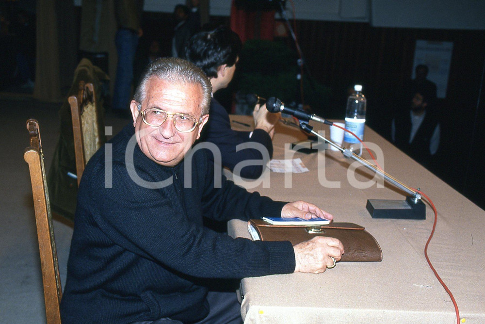 35mm vintage slide* 1990 AMELIA (TR)  Don Pierino GELMINI al tavolo convegno (2)  Diapositiva d'epoca, in formato 35 mm.CONDIZIONI: GOODNella diapositiva appare al convegno Una compagnia per vivere.E' severamente vietata la riproduzione. Tutti i diritti sono riservati.Nella diapositiva ICharta mette in vendita, sul negozio eBay e in esclusiva sul sito "icharta" il proprio archivio composto da numerose diapositive e negativi fotografici d'epoca, tutti originali e autentici, che attraversano la storia del costume italiano tra gli la fine degli anni Sessanta e Novanta.Si tratta di uno sguardo inedito sull'attualit&agrave;, la politica, la vita quotidiana, il gossip e la cultura, che fotografa il cambiamento della nazione in quest'ultimo scorcio del XX secolo. Un'occasione unica per il mercato del collezionismo, che vede finalmente disponibile un archivio eccezionale per vastit&agrave;, tematiche e condizioni, in un settore (il negativo fotografico e la diapositiva) di assoluta novit&agrave; e dalle interessanti prospettive di investimento. GOOD/buono   originale e autentica 1