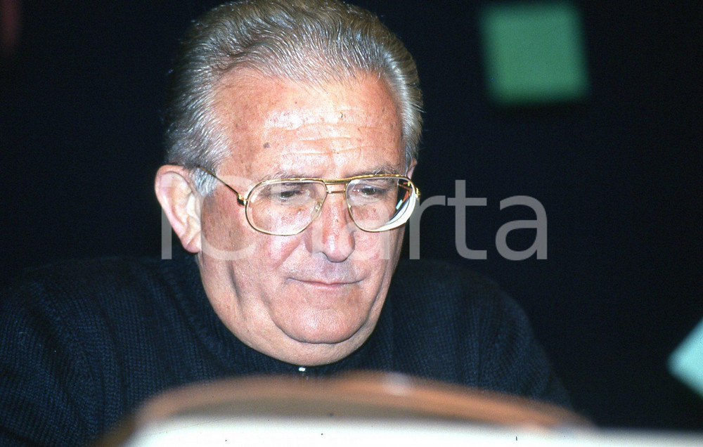 35mm vintage slide* 1990 AMELIA (TR)  Don Pierino GELMINI al tavolo convegno (3)  Diapositiva d'epoca, in formato 35 mm.CONDIZIONI: GOODNella diapositiva appare al convegno Una compagnia per vivere.E' severamente vietata la riproduzione. Tutti i diritti sono riservati.Nella diapositiva ICharta mette in vendita, sul negozio eBay e in esclusiva sul sito "icharta" il proprio archivio composto da numerose diapositive e negativi fotografici d'epoca, tutti originali e autentici, che attraversano la storia del costume italiano tra gli la fine degli anni Sessanta e Novanta.Si tratta di uno sguardo inedito sull'attualit&agrave;, la politica, la vita quotidiana, il gossip e la cultura, che fotografa il cambiamento della nazione in quest'ultimo scorcio del XX secolo. Un'occasione unica per il mercato del collezionismo, che vede finalmente disponibile un archivio eccezionale per vastit&agrave;, tematiche e condizioni, in un settore (il negativo fotografico e la diapositiva) di assoluta novit&agrave; e dalle interessanti prospettive di investimento. GOOD/buono   originale e autentica 1