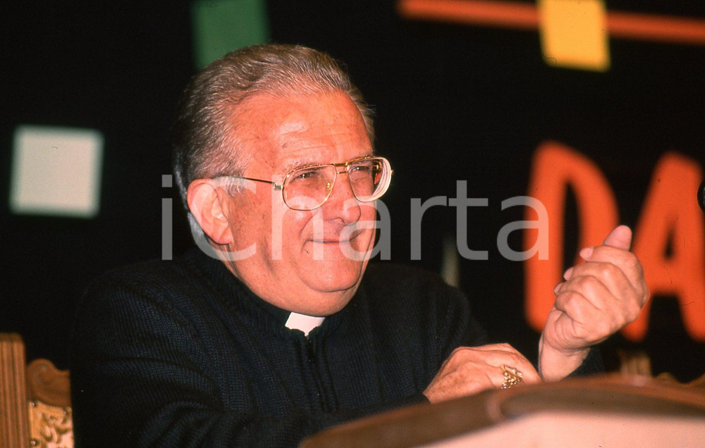 35mm vintage slide* 1990 AMELIA (TR)  Don Pierino GELMINI al tavolo convegno (4)  Diapositiva d'epoca, in formato 35 mm.CONDIZIONI: GOODNella diapositiva appare al convegno Una compagnia per vivere.E' severamente vietata la riproduzione. Tutti i diritti sono riservati.Nella diapositiva ICharta mette in vendita, sul negozio eBay e in esclusiva sul sito "icharta" il proprio archivio composto da numerose diapositive e negativi fotografici d'epoca, tutti originali e autentici, che attraversano la storia del costume italiano tra gli la fine degli anni Sessanta e Novanta.Si tratta di uno sguardo inedito sull'attualit&agrave;, la politica, la vita quotidiana, il gossip e la cultura, che fotografa il cambiamento della nazione in quest'ultimo scorcio del XX secolo. Un'occasione unica per il mercato del collezionismo, che vede finalmente disponibile un archivio eccezionale per vastit&agrave;, tematiche e condizioni, in un settore (il negativo fotografico e la diapositiva) di assoluta novit&agrave; e dalle interessanti prospettive di investimento. GOOD/buono   originale e autentica 1