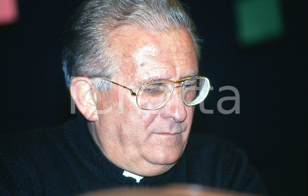 35mm vintage slide* 1990 AMELIA (TR)  Don Pierino GELMINI al tavolo convegno (7)  Diapositiva d'epoca, in formato 35 mm.CONDIZIONI: GOODNella diapositiva appare al convegno Una compagnia per vivere.E' severamente vietata la riproduzione. Tutti i diritti sono riservati.Nella diapositiva ICharta mette in vendita, sul negozio eBay e in esclusiva sul sito "icharta" il proprio archivio composto da numerose diapositive e negativi fotografici d'epoca, tutti originali e autentici, che attraversano la storia del costume italiano tra gli la fine degli anni Sessanta e Novanta.Si tratta di uno sguardo inedito sull'attualit&agrave;, la politica, la vita quotidiana, il gossip e la cultura, che fotografa il cambiamento della nazione in quest'ultimo scorcio del XX secolo. Un'occasione unica per il mercato del collezionismo, che vede finalmente disponibile un archivio eccezionale per vastit&agrave;, tematiche e condizioni, in un settore (il negativo fotografico e la diapositiva) di assoluta novit&agrave; e dalle interessanti prospettive di investimento. GOOD/buono   originale e autentica 1