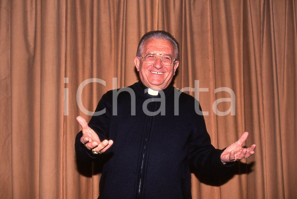 35mm vintage slide* 1990 AMELIA (TR)  Don Pierino GELMINI ritratto (3)  Diapositiva d'epoca, in formato 35 mm.CONDIZIONI: GOODE' severamente vietata la riproduzione. Tutti i diritti sono riservati.Nella diapositiva ICharta mette in vendita, sul negozio eBay e in esclusiva sul sito "icharta" il proprio archivio composto da numerose diapositive e negativi fotografici d'epoca, tutti originali e autentici, che attraversano la storia del costume italiano tra gli la fine degli anni Sessanta e Novanta.Si tratta di uno sguardo inedito sull'attualit&agrave;, la politica, la vita quotidiana, il gossip e la cultura, che fotografa il cambiamento della nazione in quest'ultimo scorcio del XX secolo. Un'occasione unica per il mercato del collezionismo, che vede finalmente disponibile un archivio eccezionale per vastit&agrave;, tematiche e condizioni, in un settore (il negativo fotografico e la diapositiva) di assoluta novit&agrave; e dalle interessanti prospettive di investimento. GOOD/buono   originale e autentica 1