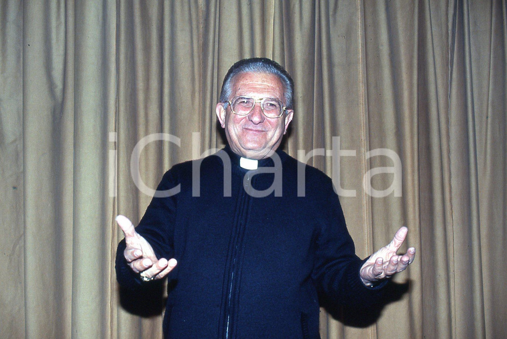 35mm vintage slide* 1990 AMELIA (TR)  Don Pierino GELMINI ritratto (6)  Diapositiva d'epoca, in formato 35 mm.CONDIZIONI: GOODE' severamente vietata la riproduzione. Tutti i diritti sono riservati.Nella diapositiva ICharta mette in vendita, sul negozio eBay e in esclusiva sul sito "icharta" il proprio archivio composto da numerose diapositive e negativi fotografici d'epoca, tutti originali e autentici, che attraversano la storia del costume italiano tra gli la fine degli anni Sessanta e Novanta.Si tratta di uno sguardo inedito sull'attualit&agrave;, la politica, la vita quotidiana, il gossip e la cultura, che fotografa il cambiamento della nazione in quest'ultimo scorcio del XX secolo. Un'occasione unica per il mercato del collezionismo, che vede finalmente disponibile un archivio eccezionale per vastit&agrave;, tematiche e condizioni, in un settore (il negativo fotografico e la diapositiva) di assoluta novit&agrave; e dalle interessanti prospettive di investimento. GOOD/buono   originale e autentica 1