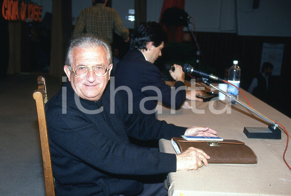 35mm vintage slide* 1990 AMELIA (TR)  Don Pierino GELMINI al tavolo convegno (9)  Diapositiva d'epoca, in formato 35 mm.CONDIZIONI: GOODNella diapositiva appare anche Maurizio Lupi al convegno Una compagnia per vivere.E' severamente vietata la riproduzione. Tutti i diritti sono riservati.Nella diapositiva ICharta mette in vendita, sul negozio eBay e in esclusiva sul sito "icharta" il proprio archivio composto da numerose diapositive e negativi fotografici d'epoca, tutti originali e autentici, che attraversano la storia del costume italiano tra gli la fine degli anni Sessanta e Novanta.Si tratta di uno sguardo inedito sull'attualit&agrave;, la politica, la vita quotidiana, il gossip e la cultura, che fotografa il cambiamento della nazione in quest'ultimo scorcio del XX secolo. Un'occasione unica per il mercato del collezionismo, che vede finalmente disponibile un archivio eccezionale per vastit&agrave;, tematiche e condizioni, in un settore (il negativo fotografico e la diapositiva) di assoluta novit&agrave; e dalle interessanti prospettive di investimento. GOOD/buono   originale e autentica 1