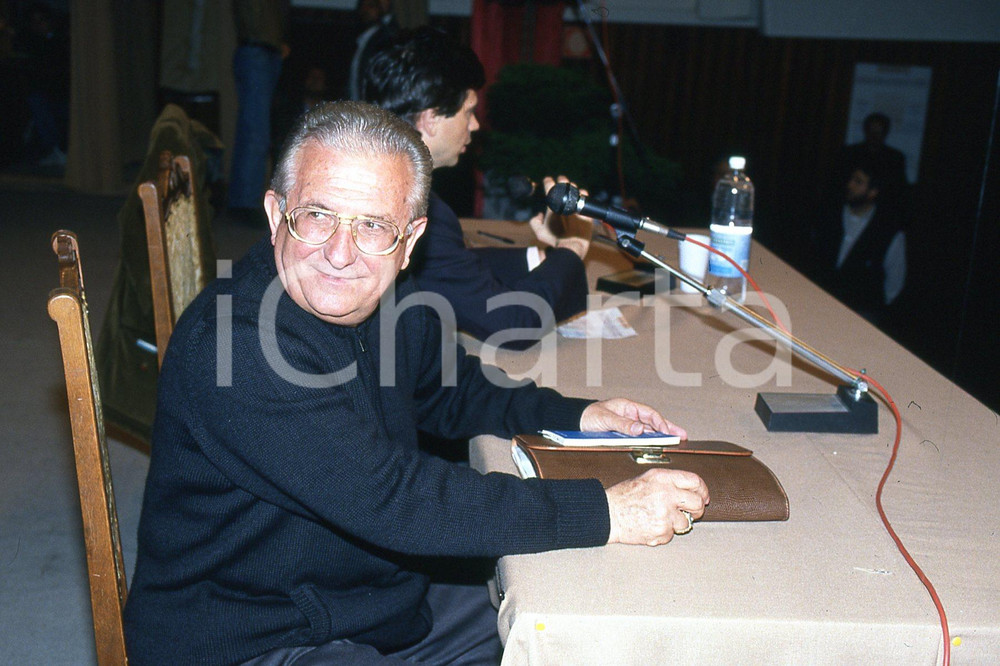 35mm vintage slide* 1990 AMELIA (TR)  Don Pierino GELMINI al tavolo convegno 10  Diapositiva d'epoca, in formato 35 mm.CONDIZIONI: GOODNella diapositiva appare anche Maurizio Lupi al convegno Una compagnia per vivere.E' severamente vietata la riproduzione. Tutti i diritti sono riservati.Nella diapositiva ICharta mette in vendita, sul negozio eBay e in esclusiva sul sito "icharta" il proprio archivio composto da numerose diapositive e negativi fotografici d'epoca, tutti originali e autentici, che attraversano la storia del costume italiano tra gli la fine degli anni Sessanta e Novanta.Si tratta di uno sguardo inedito sull'attualit&agrave;, la politica, la vita quotidiana, il gossip e la cultura, che fotografa il cambiamento della nazione in quest'ultimo scorcio del XX secolo. Un'occasione unica per il mercato del collezionismo, che vede finalmente disponibile un archivio eccezionale per vastit&agrave;, tematiche e condizioni, in un settore (il negativo fotografico e la diapositiva) di assoluta novit&agrave; e dalle interessanti prospettive di investimento. GOOD/buono   originale e autentica 1