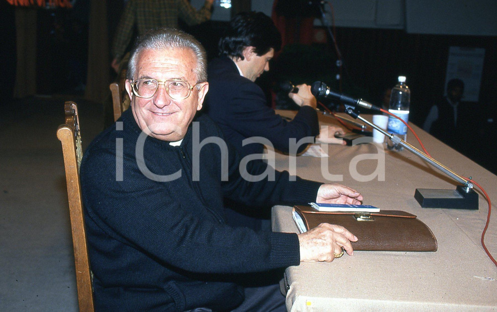 35mm vintage slide* 1990 AMELIA (TR)  Don Pierino GELMINI al tavolo convegno 11  Diapositiva d'epoca, in formato 35 mm.CONDIZIONI: GOODNella diapositiva appare anche Maurizio Lupi al convegno Una compagnia per vivere.E' severamente vietata la riproduzione. Tutti i diritti sono riservati.Nella diapositiva ICharta mette in vendita, sul negozio eBay e in esclusiva sul sito "icharta" il proprio archivio composto da numerose diapositive e negativi fotografici d'epoca, tutti originali e autentici, che attraversano la storia del costume italiano tra gli la fine degli anni Sessanta e Novanta.Si tratta di uno sguardo inedito sull'attualit&agrave;, la politica, la vita quotidiana, il gossip e la cultura, che fotografa il cambiamento della nazione in quest'ultimo scorcio del XX secolo. Un'occasione unica per il mercato del collezionismo, che vede finalmente disponibile un archivio eccezionale per vastit&agrave;, tematiche e condizioni, in un settore (il negativo fotografico e la diapositiva) di assoluta novit&agrave; e dalle interessanti prospettive di investimento. GOOD/buono   originale e autentica 1
