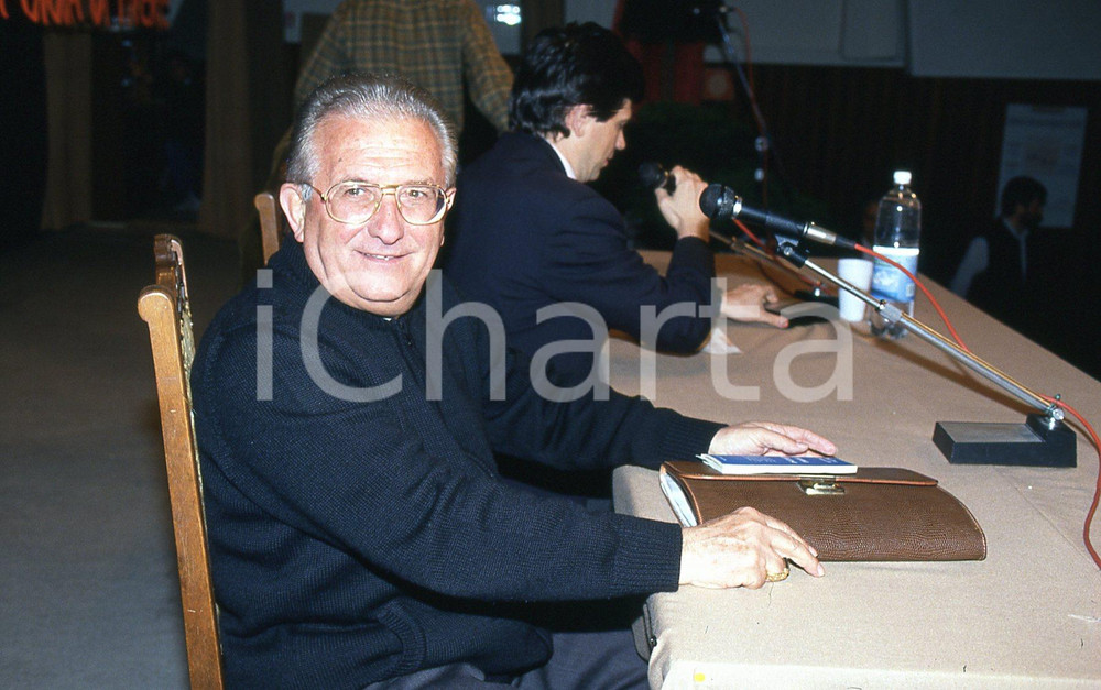 35mm vintage slide* 1990 AMELIA (TR)  Don Pierino GELMINI al tavolo convegno 12  Diapositiva d'epoca, in formato 35 mm.CONDIZIONI: GOODNella diapositiva appare anche Maurizio Lupi al convegno Una compagnia per vivere.E' severamente vietata la riproduzione. Tutti i diritti sono riservati.Nella diapositiva ICharta mette in vendita, sul negozio eBay e in esclusiva sul sito "icharta" il proprio archivio composto da numerose diapositive e negativi fotografici d'epoca, tutti originali e autentici, che attraversano la storia del costume italiano tra gli la fine degli anni Sessanta e Novanta.Si tratta di uno sguardo inedito sull'attualit&agrave;, la politica, la vita quotidiana, il gossip e la cultura, che fotografa il cambiamento della nazione in quest'ultimo scorcio del XX secolo. Un'occasione unica per il mercato del collezionismo, che vede finalmente disponibile un archivio eccezionale per vastit&agrave;, tematiche e condizioni, in un settore (il negativo fotografico e la diapositiva) di assoluta novit&agrave; e dalle interessanti prospettive di investimento. GOOD/buono   originale e autentica 1