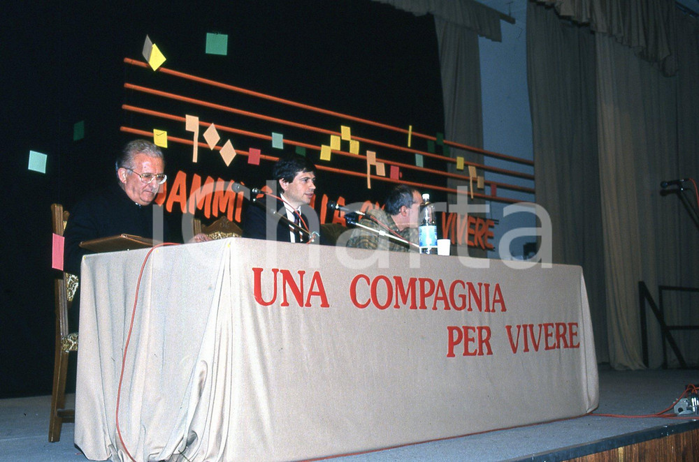 35mm vintage slide* 1990 AMELIA (TR)  Don Pierino GELMINI al tavolo convegno 14  Diapositiva d'epoca, in formato 35 mm.CONDIZIONI: GOODNella diapositiva appare anche Maurizio Lupi al convegno Una compagnia per vivere.E' severamente vietata la riproduzione. Tutti i diritti sono riservati.Nella diapositiva ICharta mette in vendita, sul negozio eBay e in esclusiva sul sito "icharta" il proprio archivio composto da numerose diapositive e negativi fotografici d'epoca, tutti originali e autentici, che attraversano la storia del costume italiano tra gli la fine degli anni Sessanta e Novanta.Si tratta di uno sguardo inedito sull'attualit&agrave;, la politica, la vita quotidiana, il gossip e la cultura, che fotografa il cambiamento della nazione in quest'ultimo scorcio del XX secolo. Un'occasione unica per il mercato del collezionismo, che vede finalmente disponibile un archivio eccezionale per vastit&agrave;, tematiche e condizioni, in un settore (il negativo fotografico e la diapositiva) di assoluta novit&agrave; e dalle interessanti prospettive di investimento. GOOD/buono   originale e autentica 1
