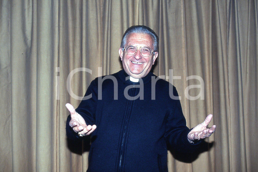 35mm vintage slide* 1990 AMELIA (TR)  Don Pierino GELMINI ritratto (12)  Diapositiva d'epoca, in formato 35 mm.CONDIZIONI: GOODE' severamente vietata la riproduzione. Tutti i diritti sono riservati.Nella diapositiva ICharta mette in vendita, sul negozio eBay e in esclusiva sul sito "icharta" il proprio archivio composto da numerose diapositive e negativi fotografici d'epoca, tutti originali e autentici, che attraversano la storia del costume italiano tra gli la fine degli anni Sessanta e Novanta.Si tratta di uno sguardo inedito sull'attualit&agrave;, la politica, la vita quotidiana, il gossip e la cultura, che fotografa il cambiamento della nazione in quest'ultimo scorcio del XX secolo. Un'occasione unica per il mercato del collezionismo, che vede finalmente disponibile un archivio eccezionale per vastit&agrave;, tematiche e condizioni, in un settore (il negativo fotografico e la diapositiva) di assoluta novit&agrave; e dalle interessanti prospettive di investimento. GOOD/buono   originale e autentica 1