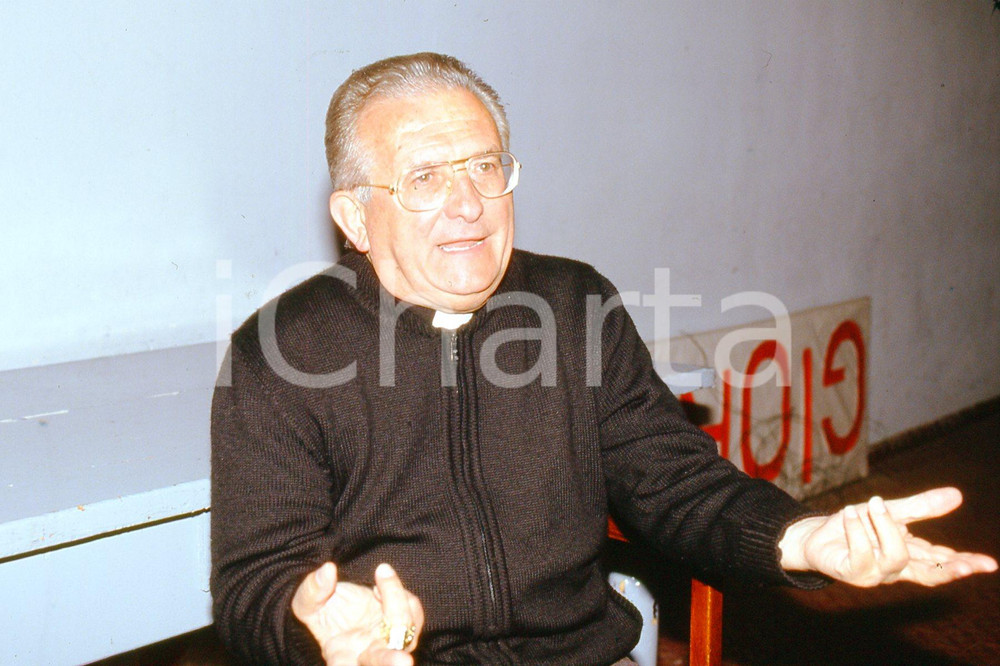 35mm vintage slide* 1990 AMELIA (TR)  Don Pierino GELMINI ritratto (22)  Diapositiva d'epoca, in formato 35 mm.CONDIZIONI: GOODE' severamente vietata la riproduzione. Tutti i diritti sono riservati.Nella diapositiva ICharta mette in vendita, sul negozio eBay e in esclusiva sul sito "icharta" il proprio archivio composto da numerose diapositive e negativi fotografici d'epoca, tutti originali e autentici, che attraversano la storia del costume italiano tra gli la fine degli anni Sessanta e Novanta.Si tratta di uno sguardo inedito sull'attualit&agrave;, la politica, la vita quotidiana, il gossip e la cultura, che fotografa il cambiamento della nazione in quest'ultimo scorcio del XX secolo. Un'occasione unica per il mercato del collezionismo, che vede finalmente disponibile un archivio eccezionale per vastit&agrave;, tematiche e condizioni, in un settore (il negativo fotografico e la diapositiva) di assoluta novit&agrave; e dalle interessanti prospettive di investimento. GOOD/buono   originale e autentica 1