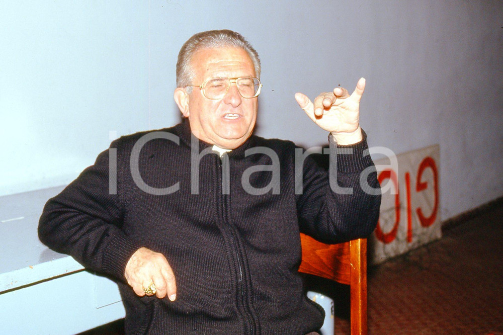 35mm vintage slide* 1990 AMELIA (TR)  Don Pierino GELMINI ritratto (24)  Diapositiva d'epoca, in formato 35 mm.CONDIZIONI: GOODE' severamente vietata la riproduzione. Tutti i diritti sono riservati.Nella diapositiva ICharta mette in vendita, sul negozio eBay e in esclusiva sul sito "icharta" il proprio archivio composto da numerose diapositive e negativi fotografici d'epoca, tutti originali e autentici, che attraversano la storia del costume italiano tra gli la fine degli anni Sessanta e Novanta.Si tratta di uno sguardo inedito sull'attualit&agrave;, la politica, la vita quotidiana, il gossip e la cultura, che fotografa il cambiamento della nazione in quest'ultimo scorcio del XX secolo. Un'occasione unica per il mercato del collezionismo, che vede finalmente disponibile un archivio eccezionale per vastit&agrave;, tematiche e condizioni, in un settore (il negativo fotografico e la diapositiva) di assoluta novit&agrave; e dalle interessanti prospettive di investimento. GOOD/buono   originale e autentica 1