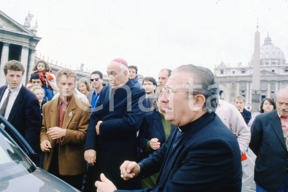 35mm vintage slide* 1990 ROMA Don Pierino GELMINI in piazza San Pietro  Diapositiva d'epoca, in formato 35 mm.CONDIZIONI: GOODE' severamente vietata la riproduzione. Tutti i diritti sono riservati.Nella diapositiva ICharta mette in vendita, sul negozio eBay e in esclusiva sul sito "icharta" il proprio archivio composto da numerose diapositive e negativi fotografici d'epoca, tutti originali e autentici, che attraversano la storia del costume italiano tra gli la fine degli anni Sessanta e Novanta.Si tratta di uno sguardo inedito sull'attualit&agrave;, la politica, la vita quotidiana, il gossip e la cultura, che fotografa il cambiamento della nazione in quest'ultimo scorcio del XX secolo. Un'occasione unica per il mercato del collezionismo, che vede finalmente disponibile un archivio eccezionale per vastit&agrave;, tematiche e condizioni, in un settore (il negativo fotografico e la diapositiva) di assoluta novit&agrave; e dalle interessanti prospettive di investimento. GOOD/buono   originale e autentica 1